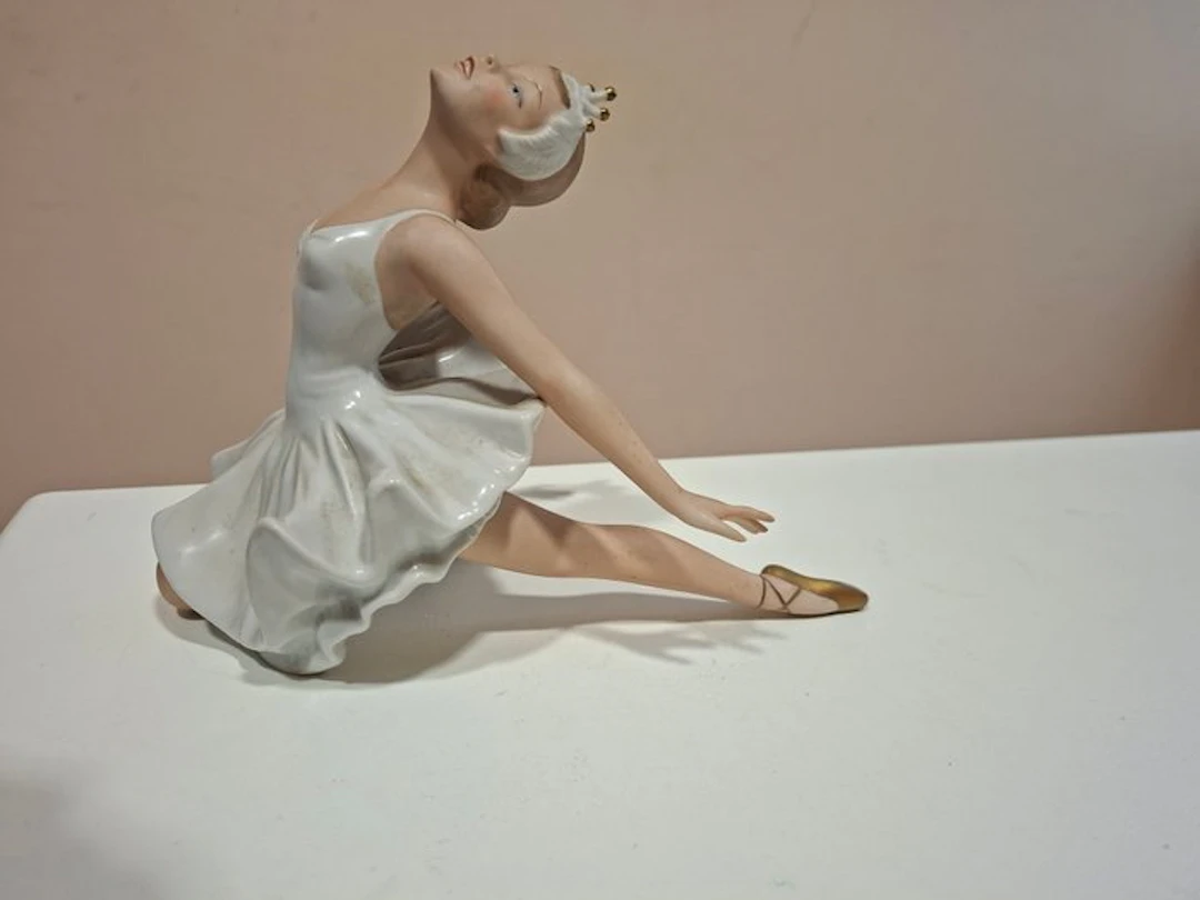 Wallendorf - Figurine - Ballerina inginocchiata con coroncina - Porcelain
