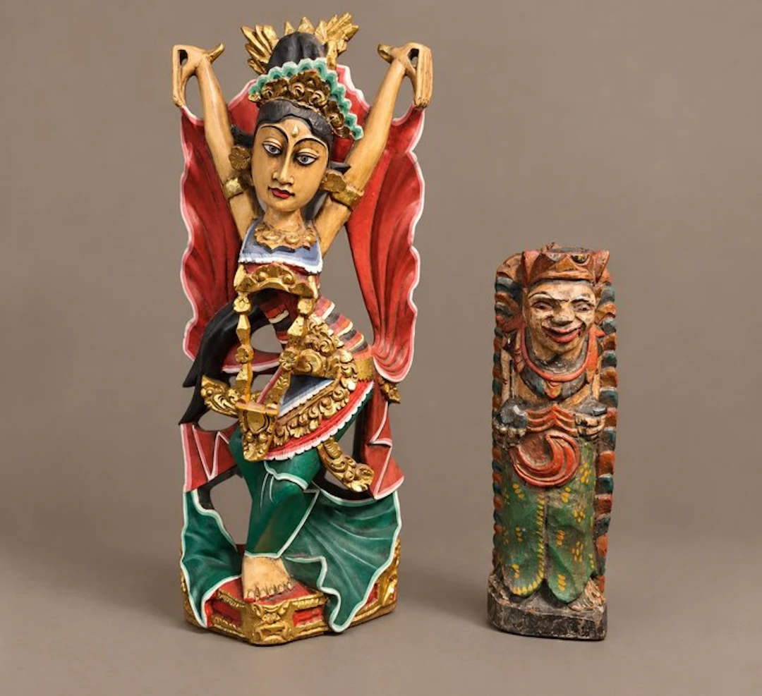 Twee Balinese houtsnijwerken - Statue - Indonesia (No reserve price)