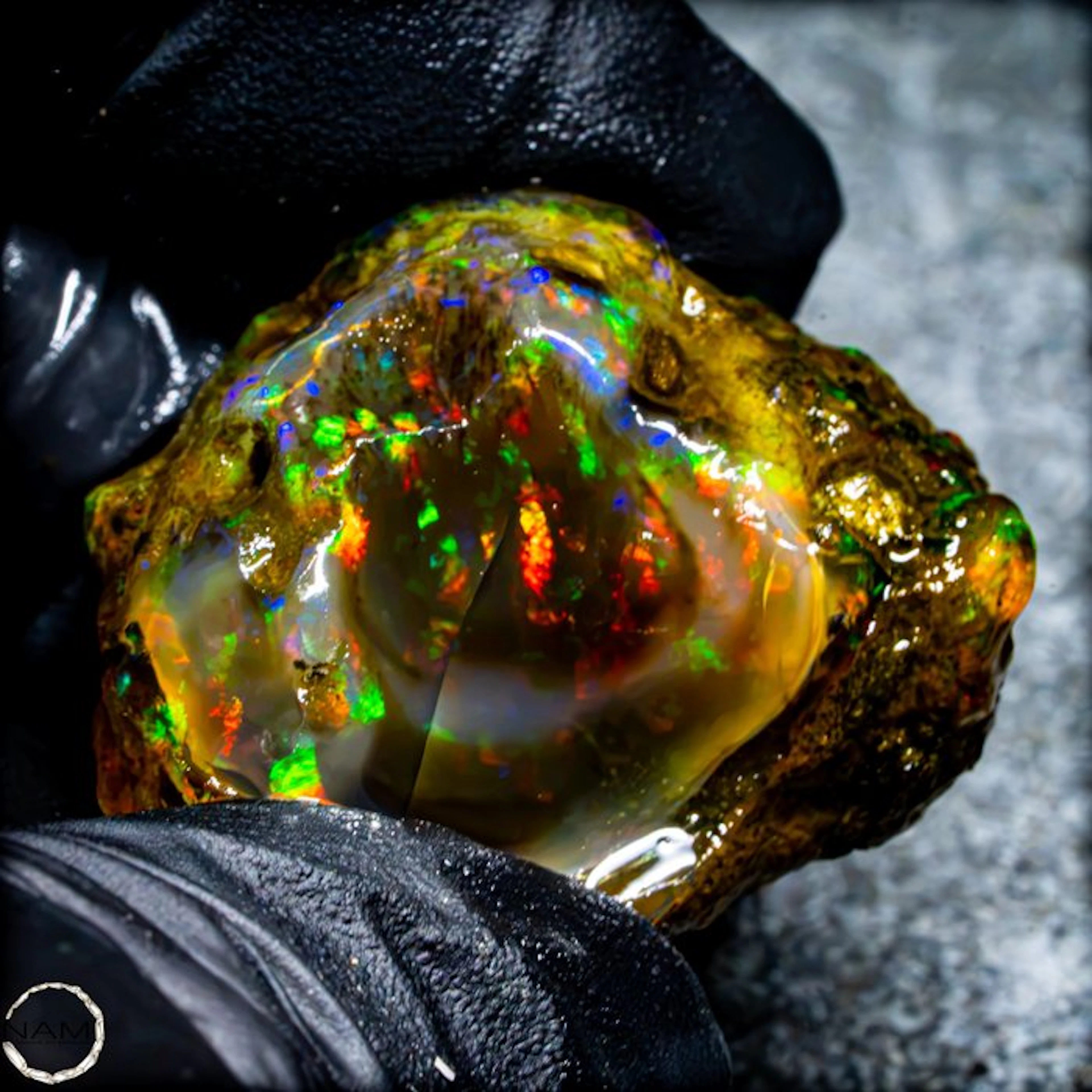 Ethiopian crystal opal – exceptional harlequin color play with intense red