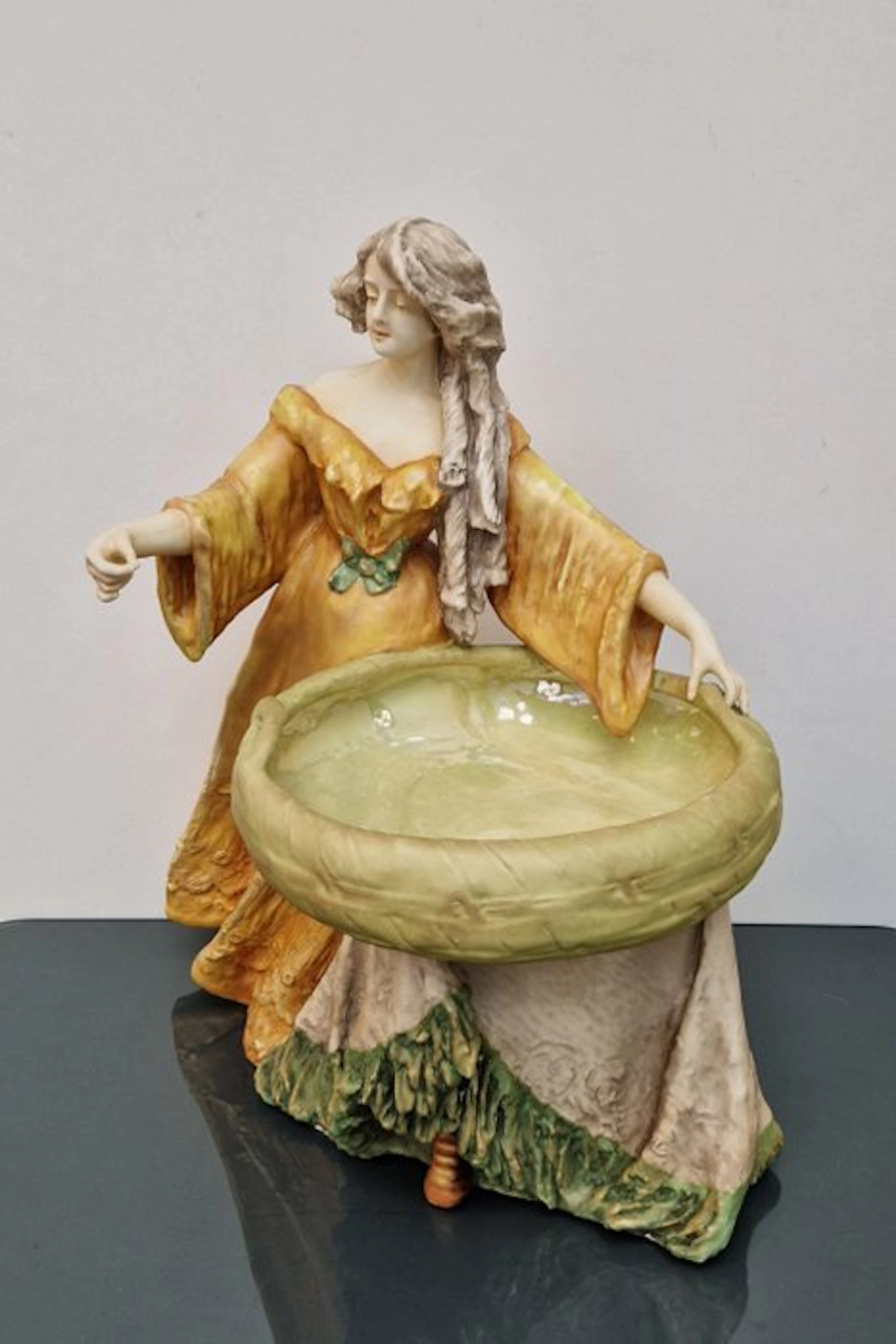 Groot Jugendstil Beeld van Vrouw met Mand - AMPHORA IMPERIAL TURN - Statue