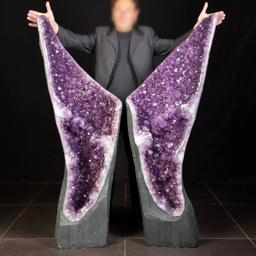 Large and exclusive pair of amethyst geodes