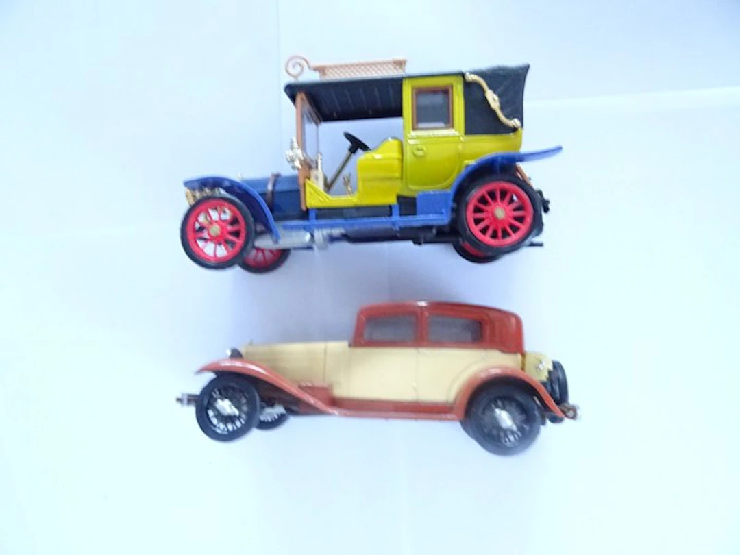Rio - Model car (2) - 2 like-new models in their original packaging.