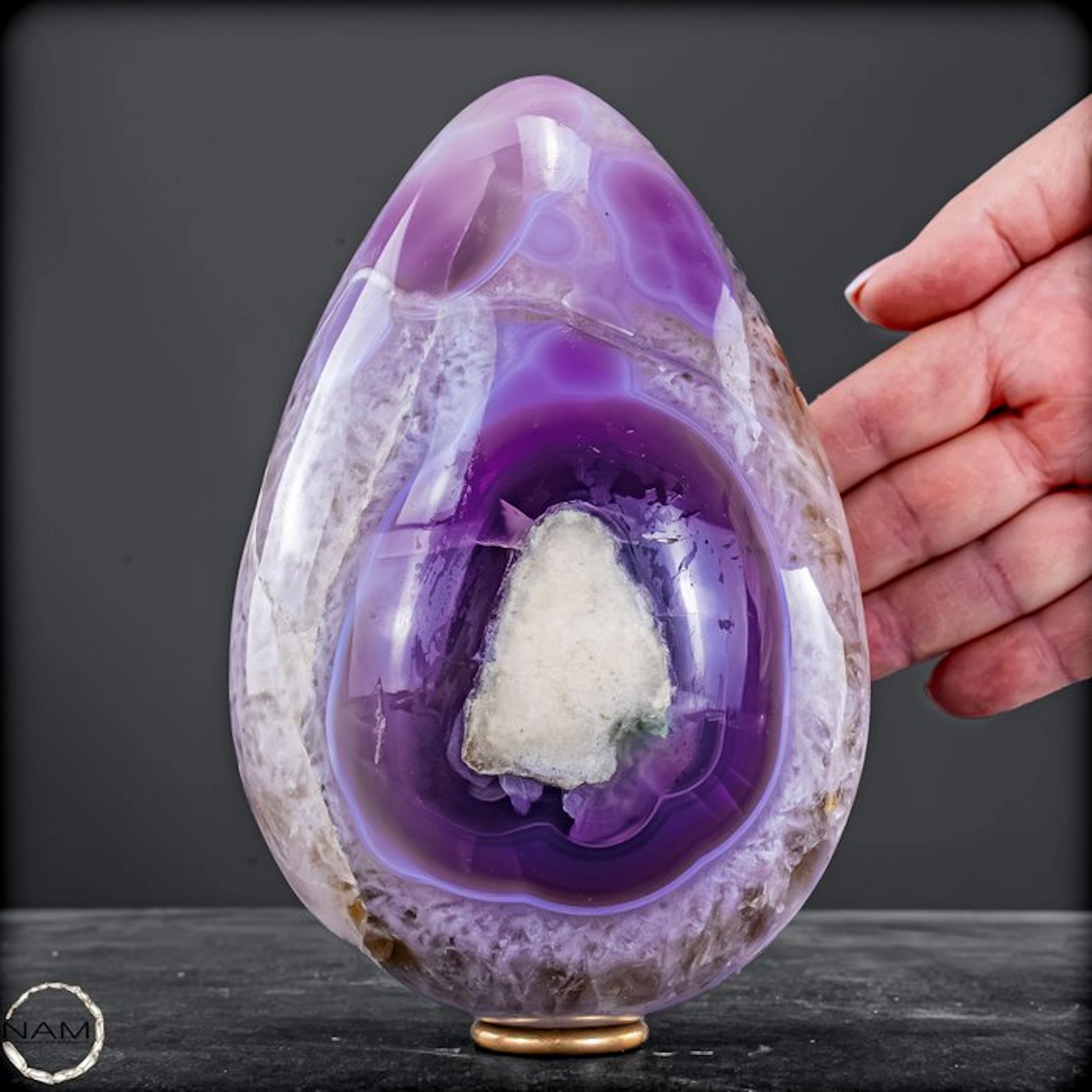 Extraordinary amethyst-agate egg – a fascinating...