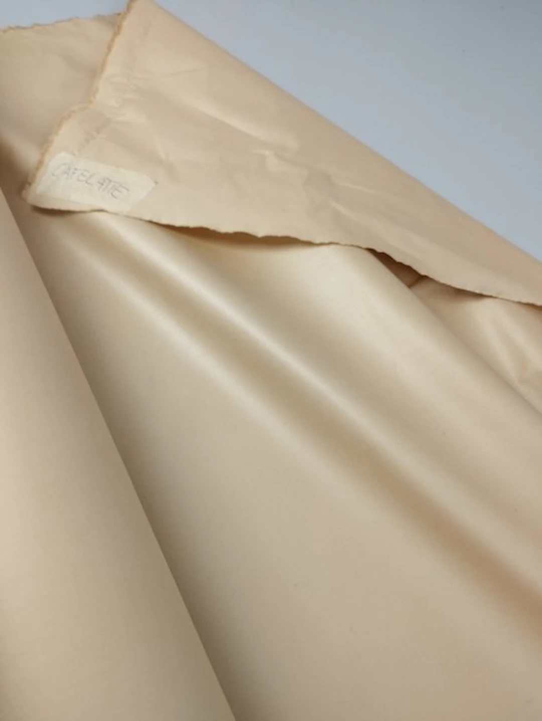 Sumptuous coffee-latte finish in pure cotton