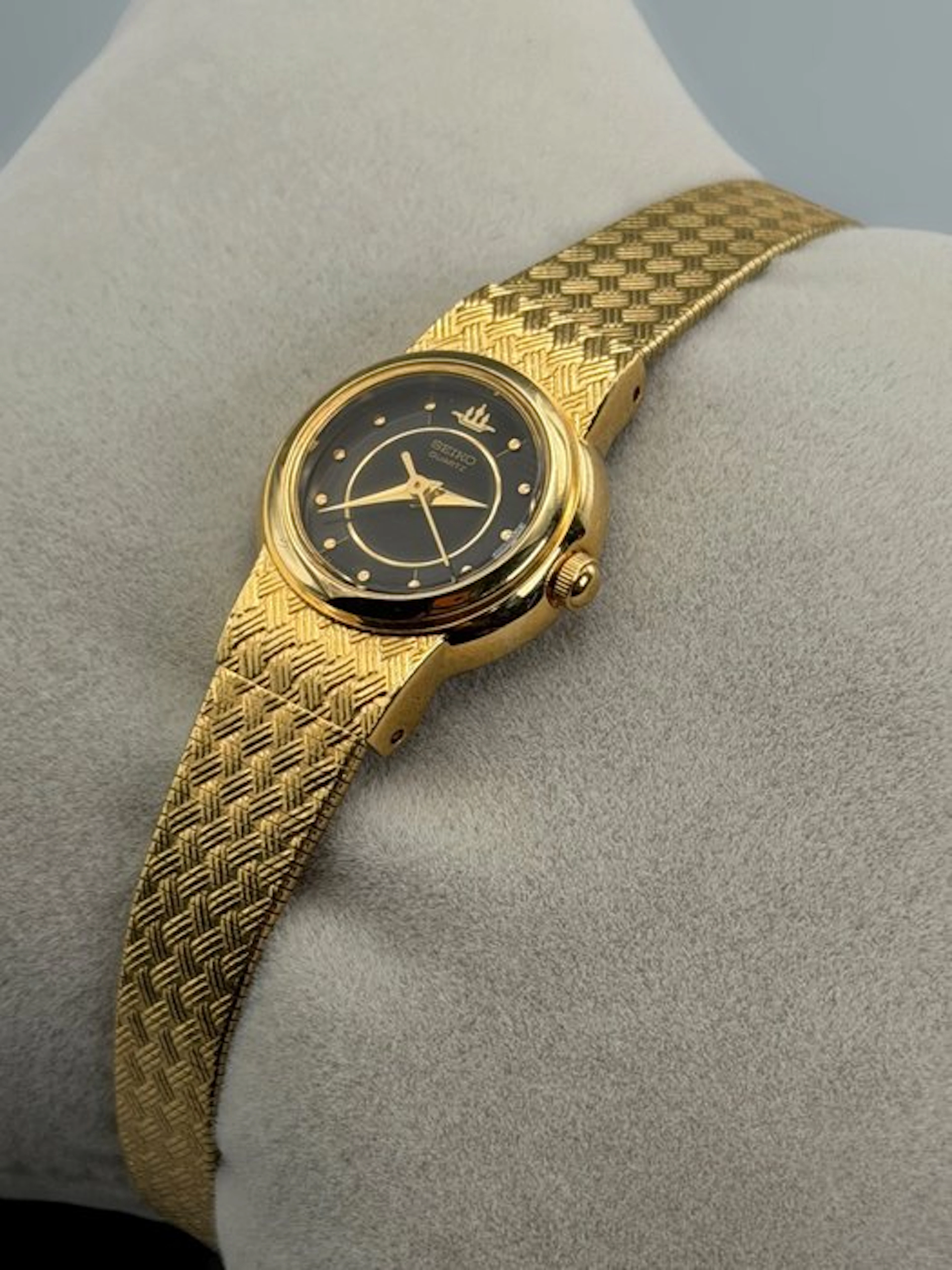 Seiko - Galaxy V401-0780 – Black Dial – Gold Woven...