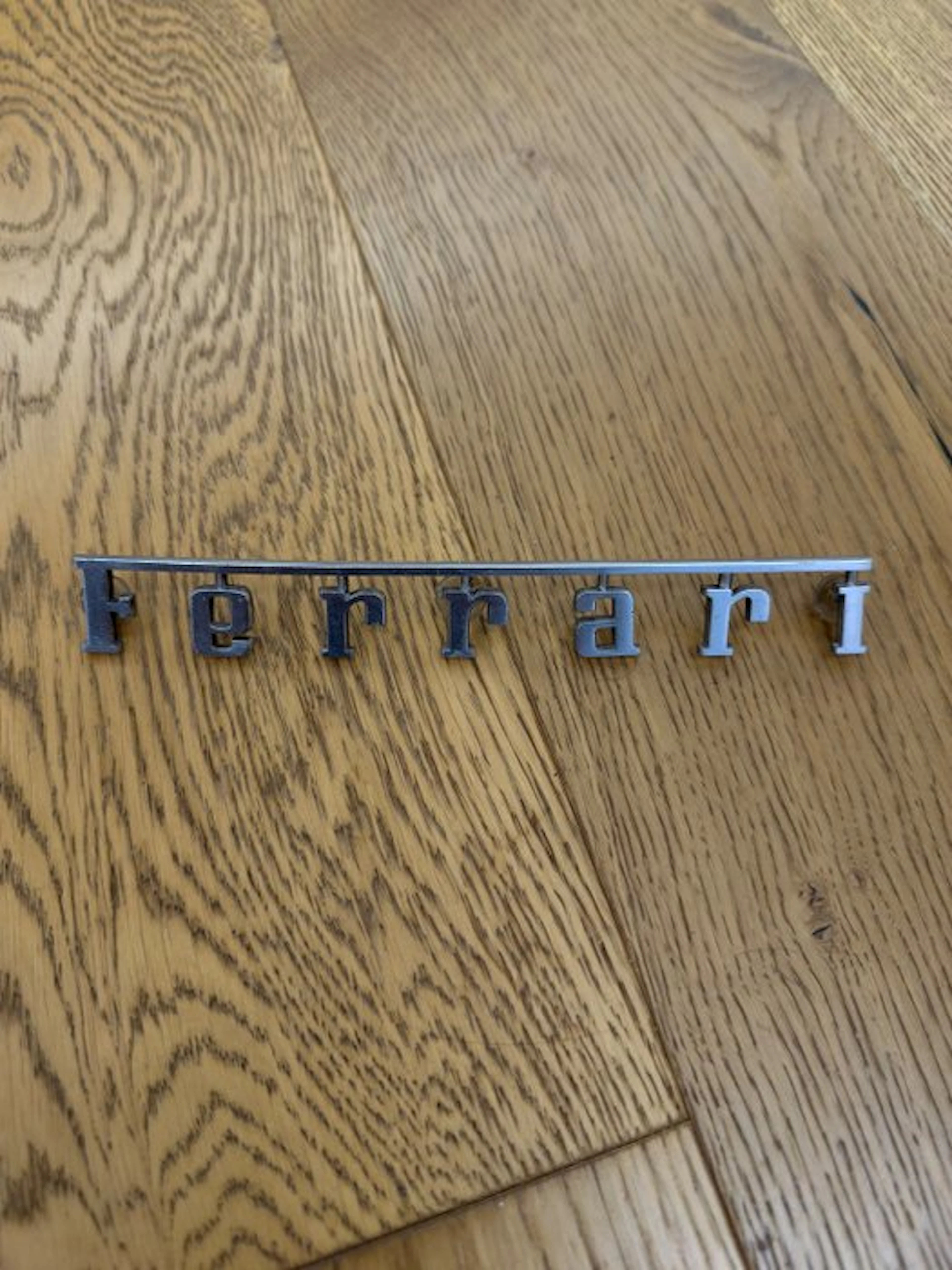 Emblem - Ferrari - Scritta Ferrari 1970-95 sul cofano...