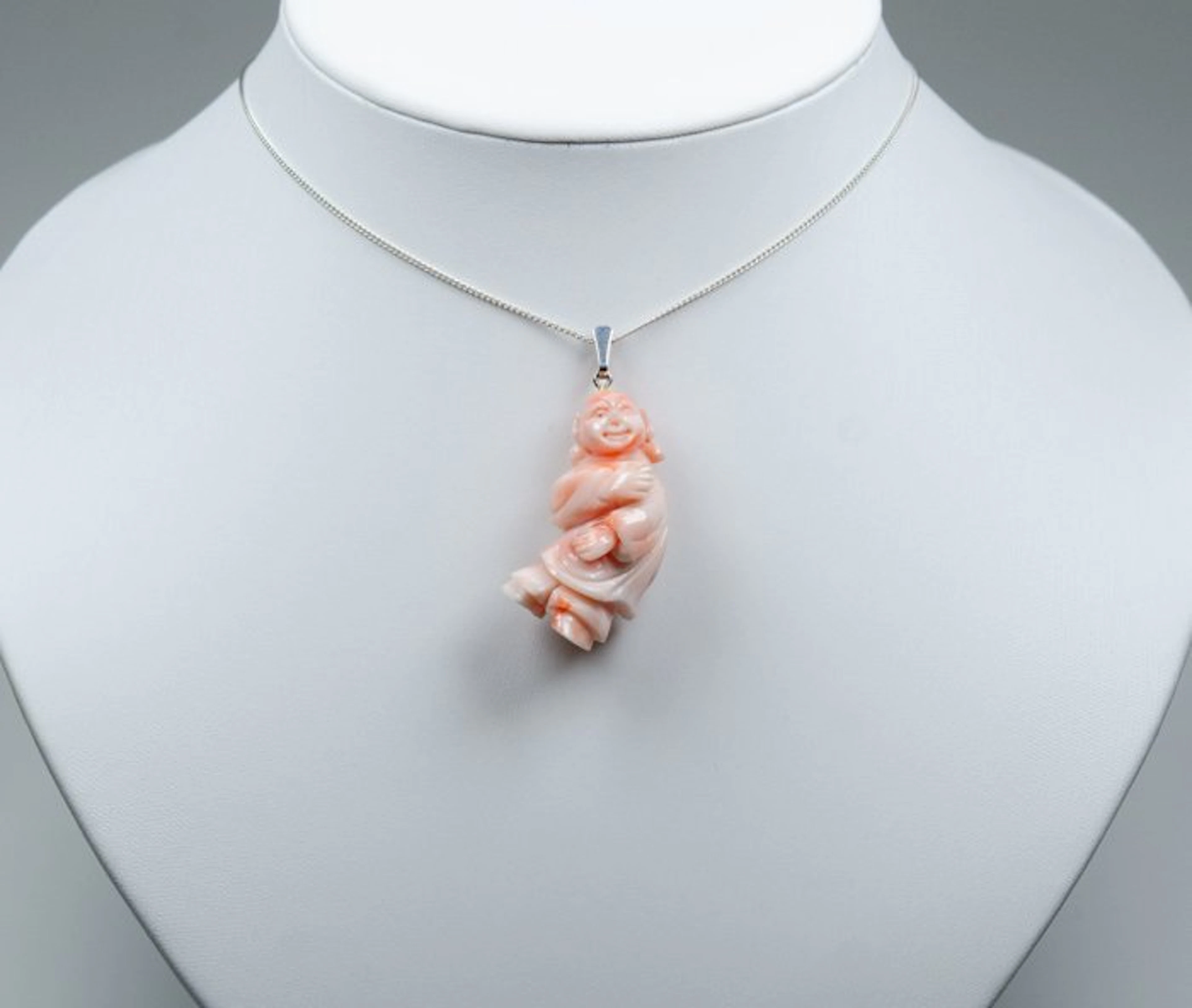 Necklace with pendant (No reserve price)