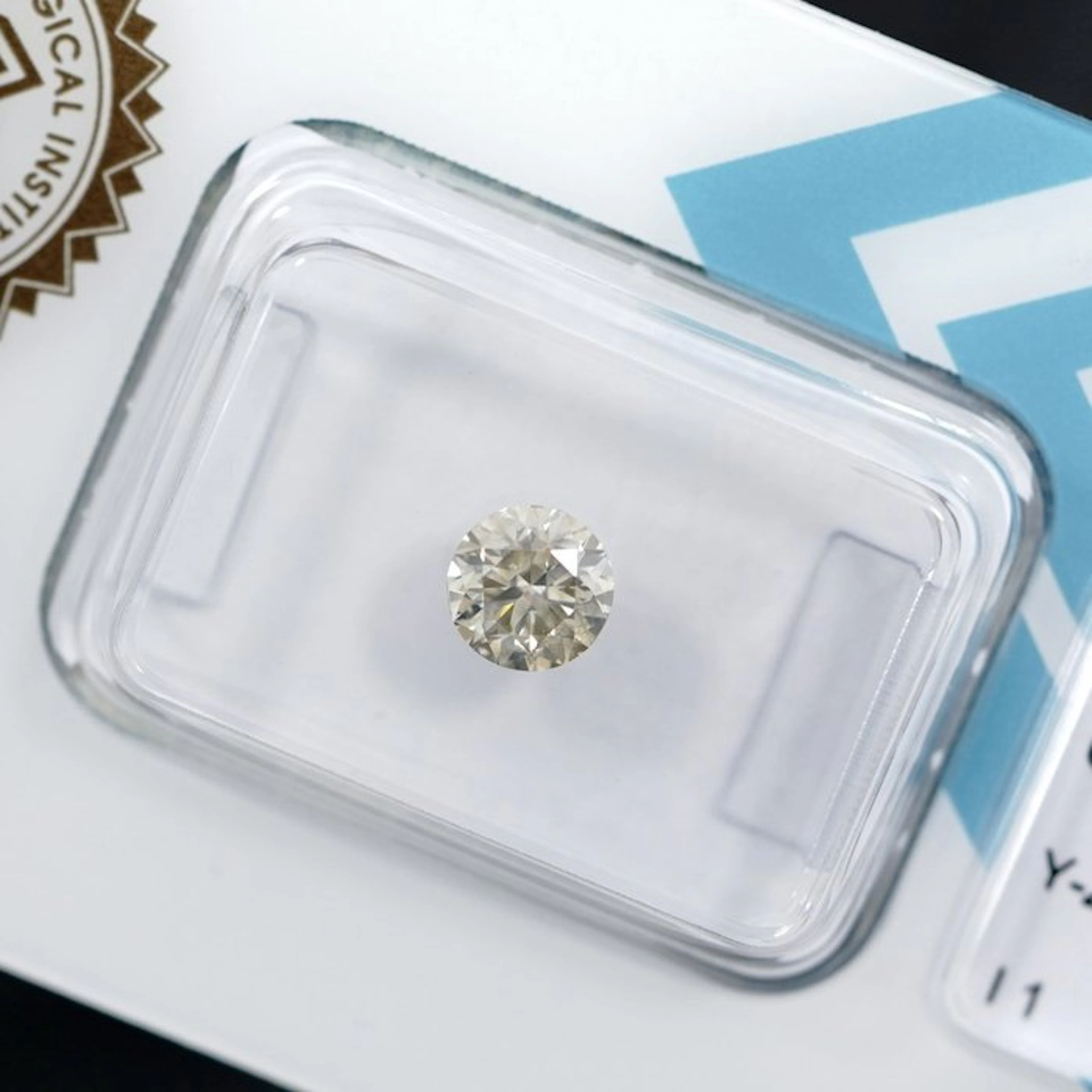 No reserve price - 1 pcs Diamond (Natural coloured)...