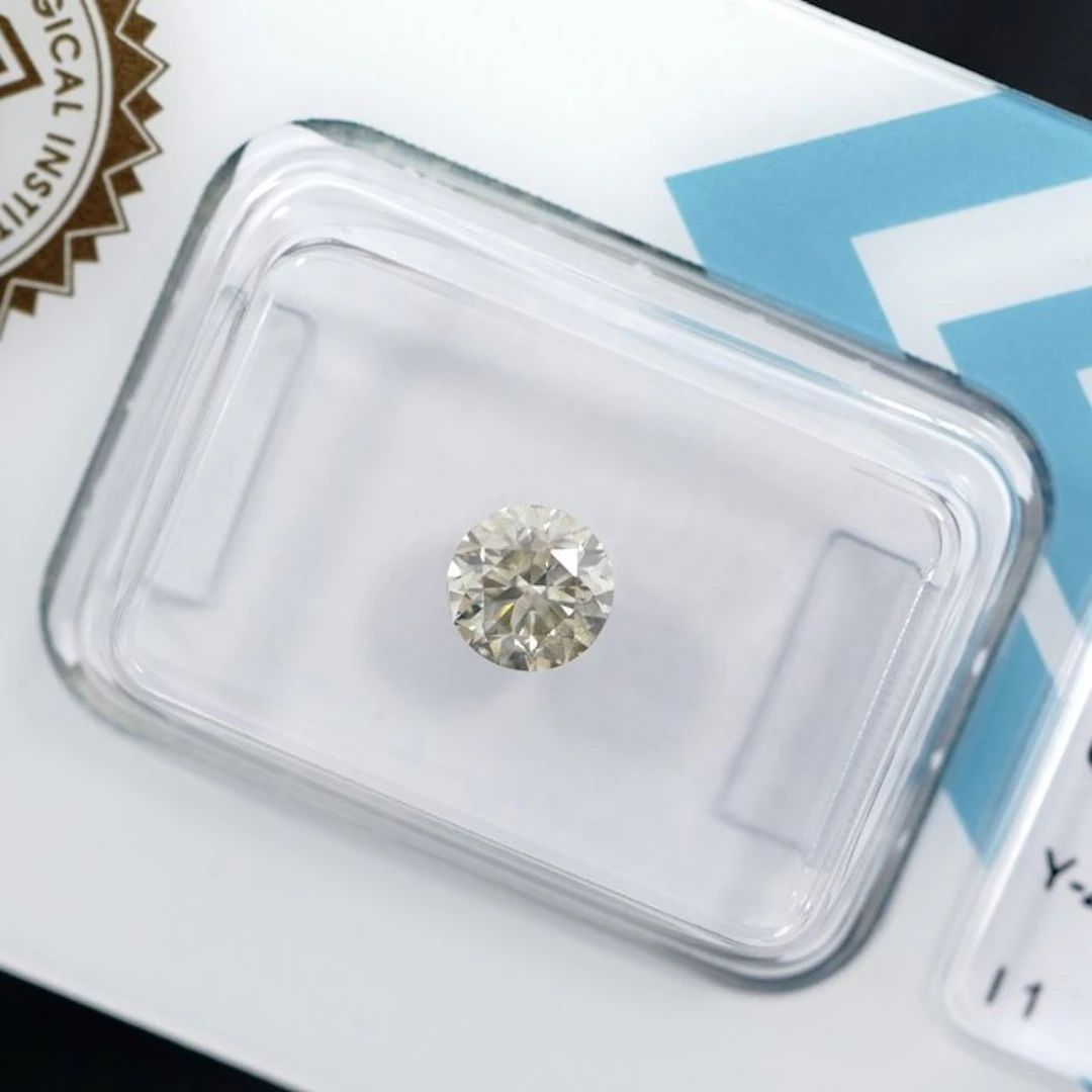 No reserve price - 1 pcs Diamond (Natural coloured)...
