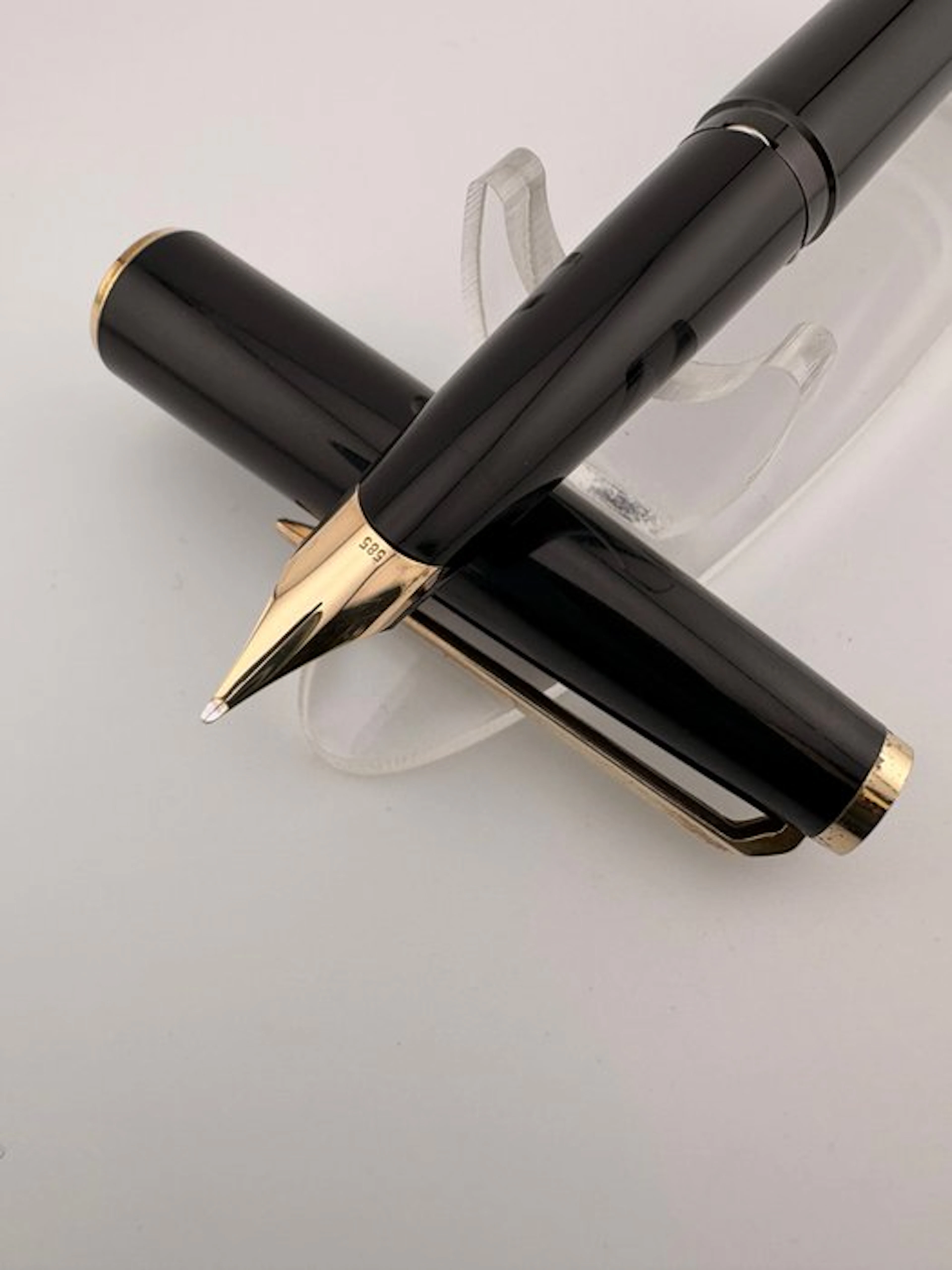 Montblanc - 320 Black - 585 14k Gold Nib - Fountain pen