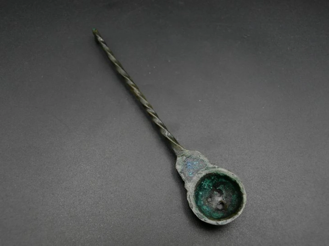 Viking period: beautiful and rare bronze Viking sprinkle...