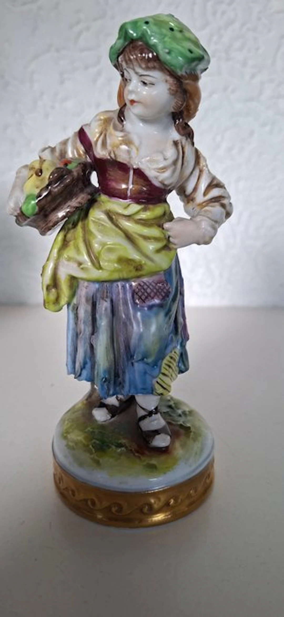 Figure - Vrouwelijke figuur met mand - Porcelain