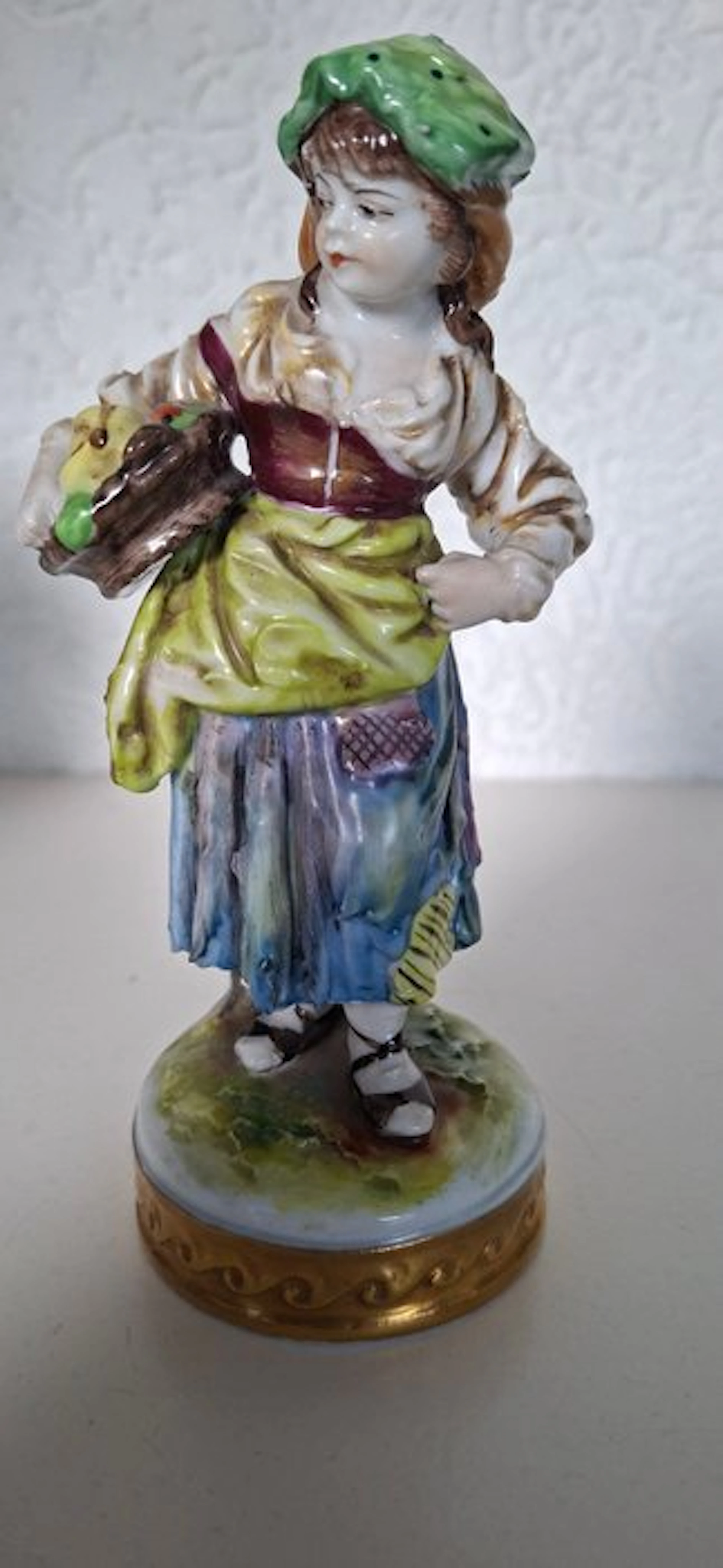 Figure - Vrouwelijke figuur met mand - Porcelain