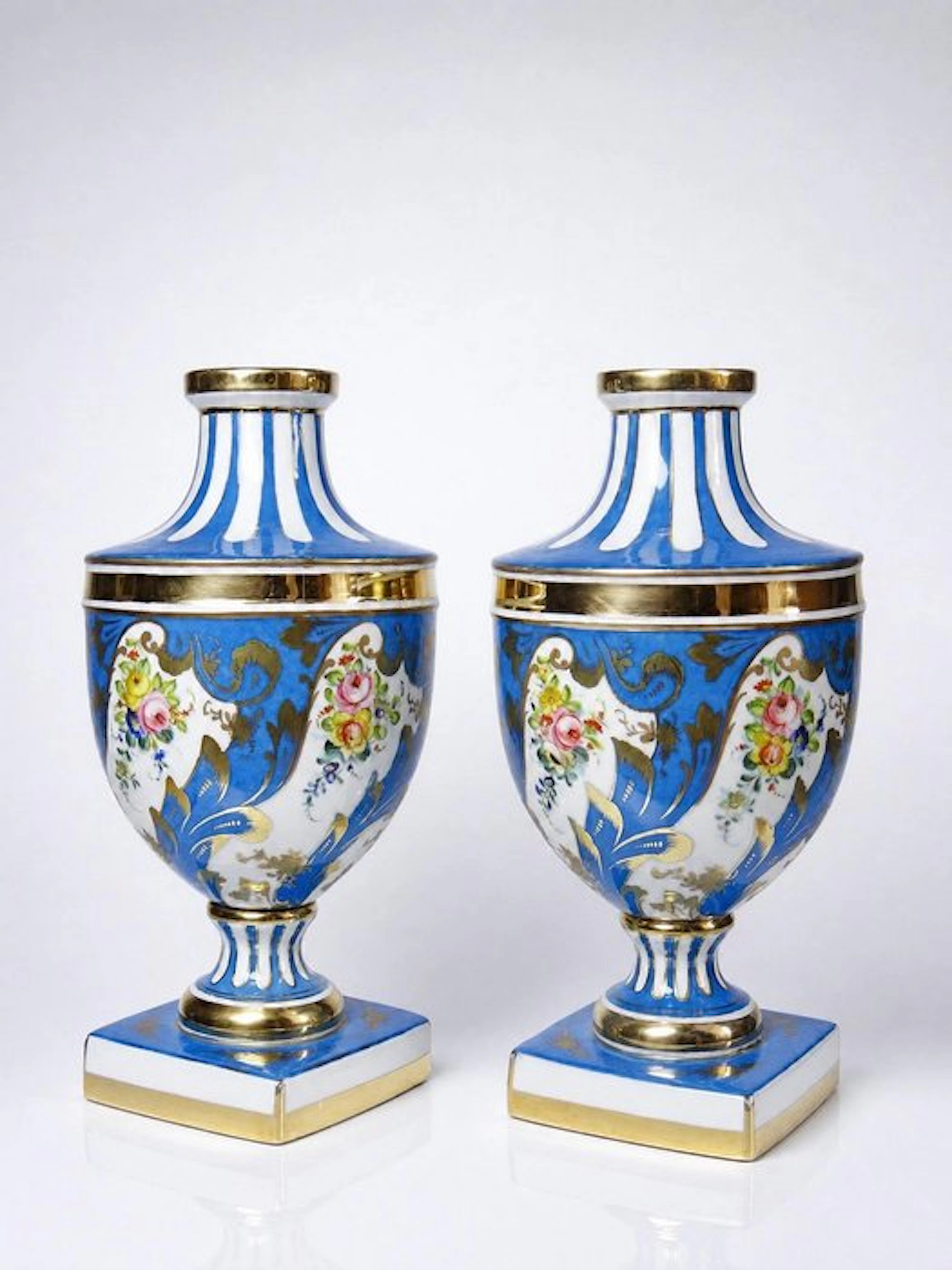 Style Sèvres - Vase (2) - Porcelain - Pair of cassolettes