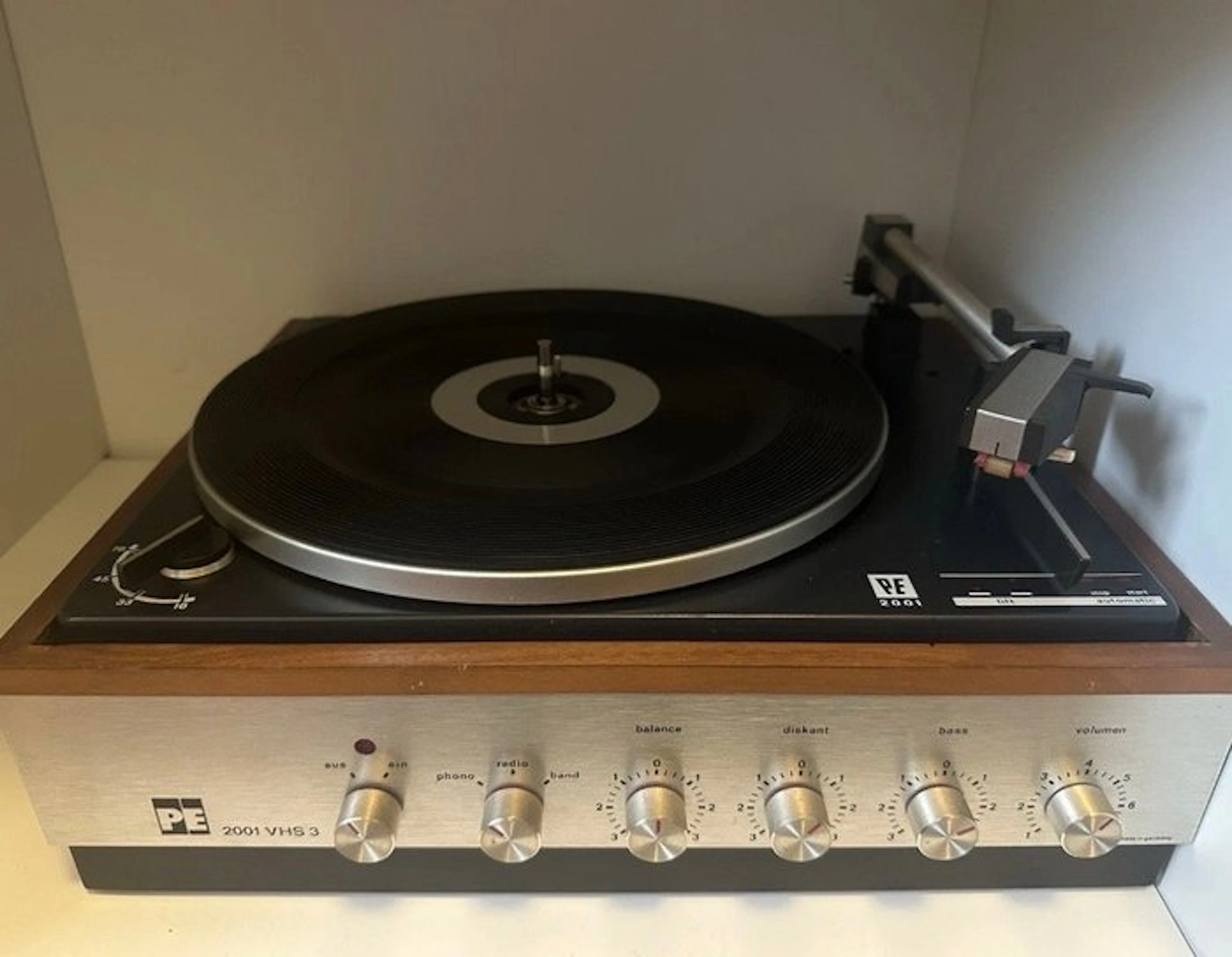 PE - 2001 VHS 3 Idler-Drive Stereo Record player