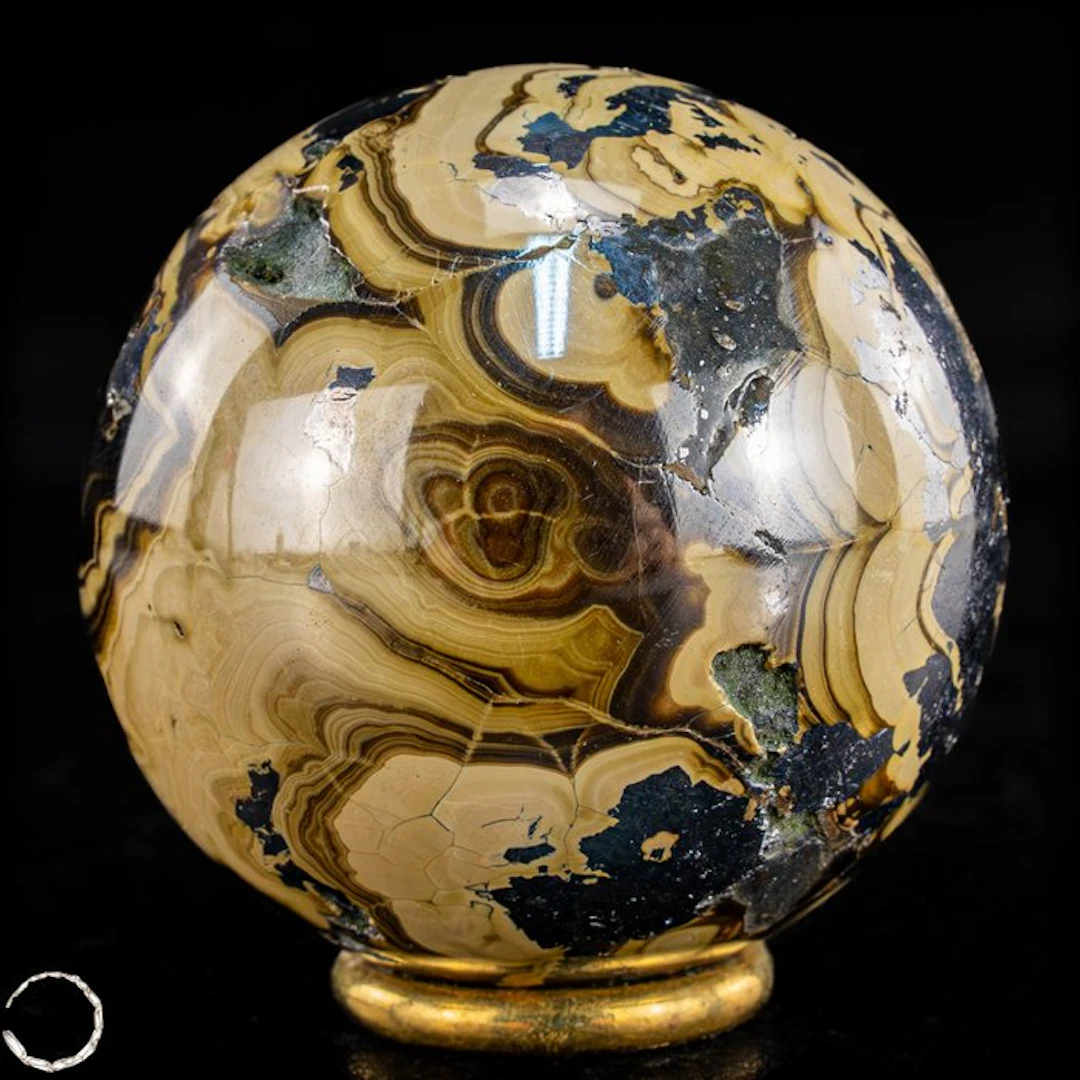 Rare natural sphere of sphalerite