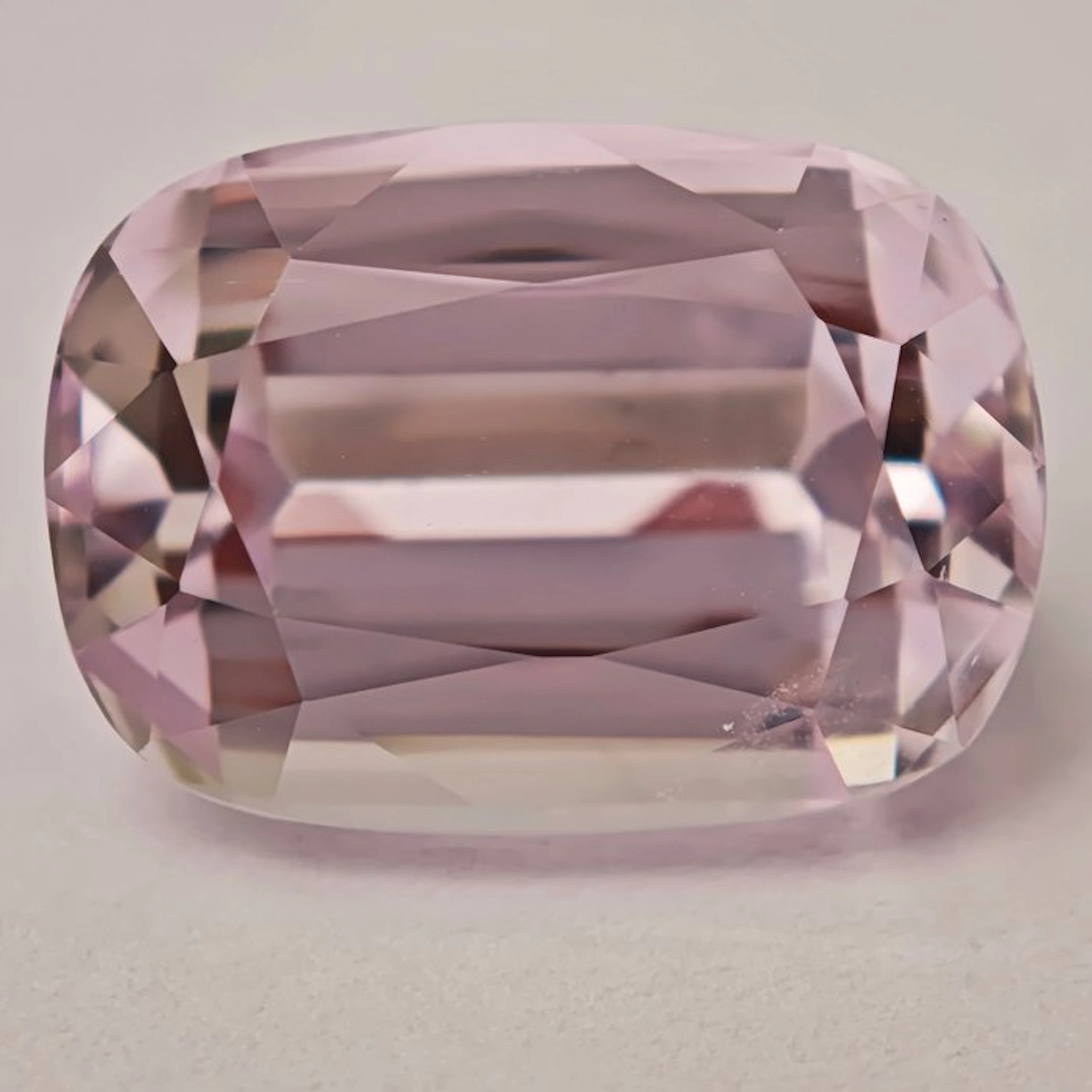 No reserve price Kunzite - 16.97 ct - Antwerp Laboratory...