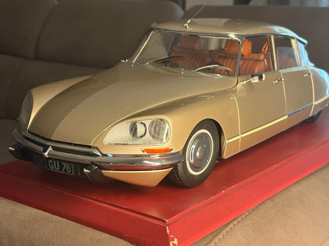 Altaya 1:8 - Model car - Citroen DS 21 Pallas