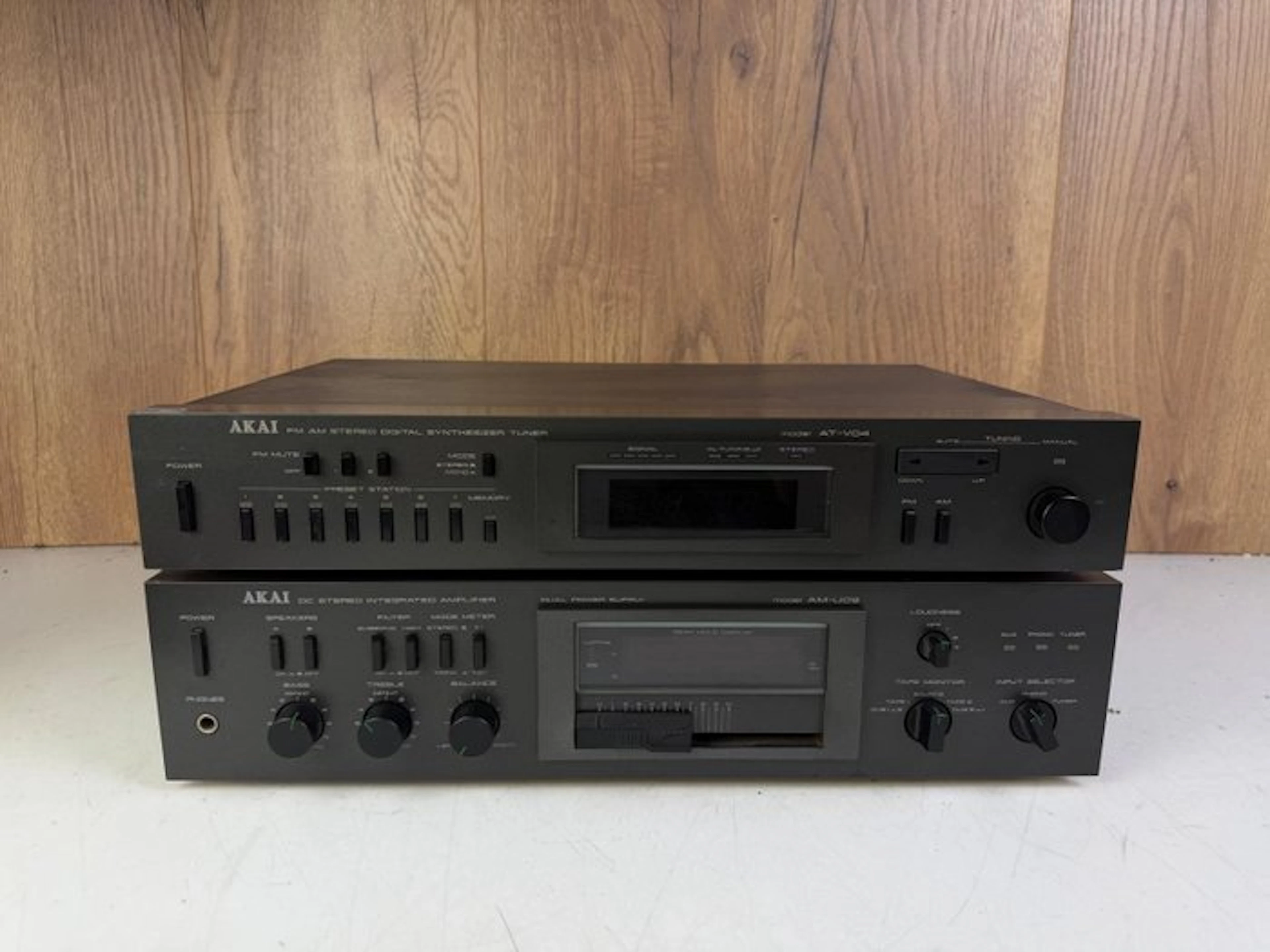 Akai - AM-U03 + AT-V04 Tuner Stereo set