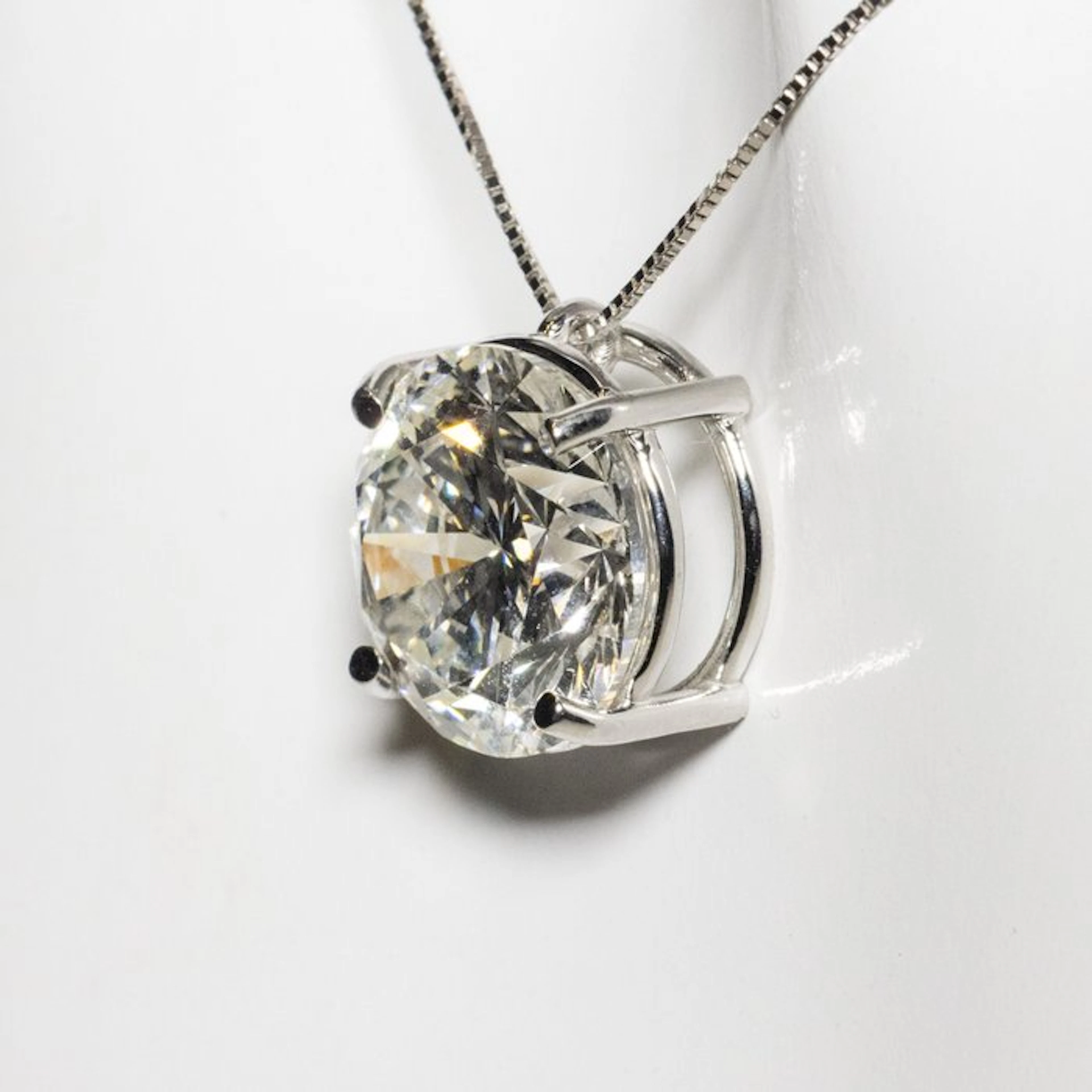 Necklace with pendant - 18 kt