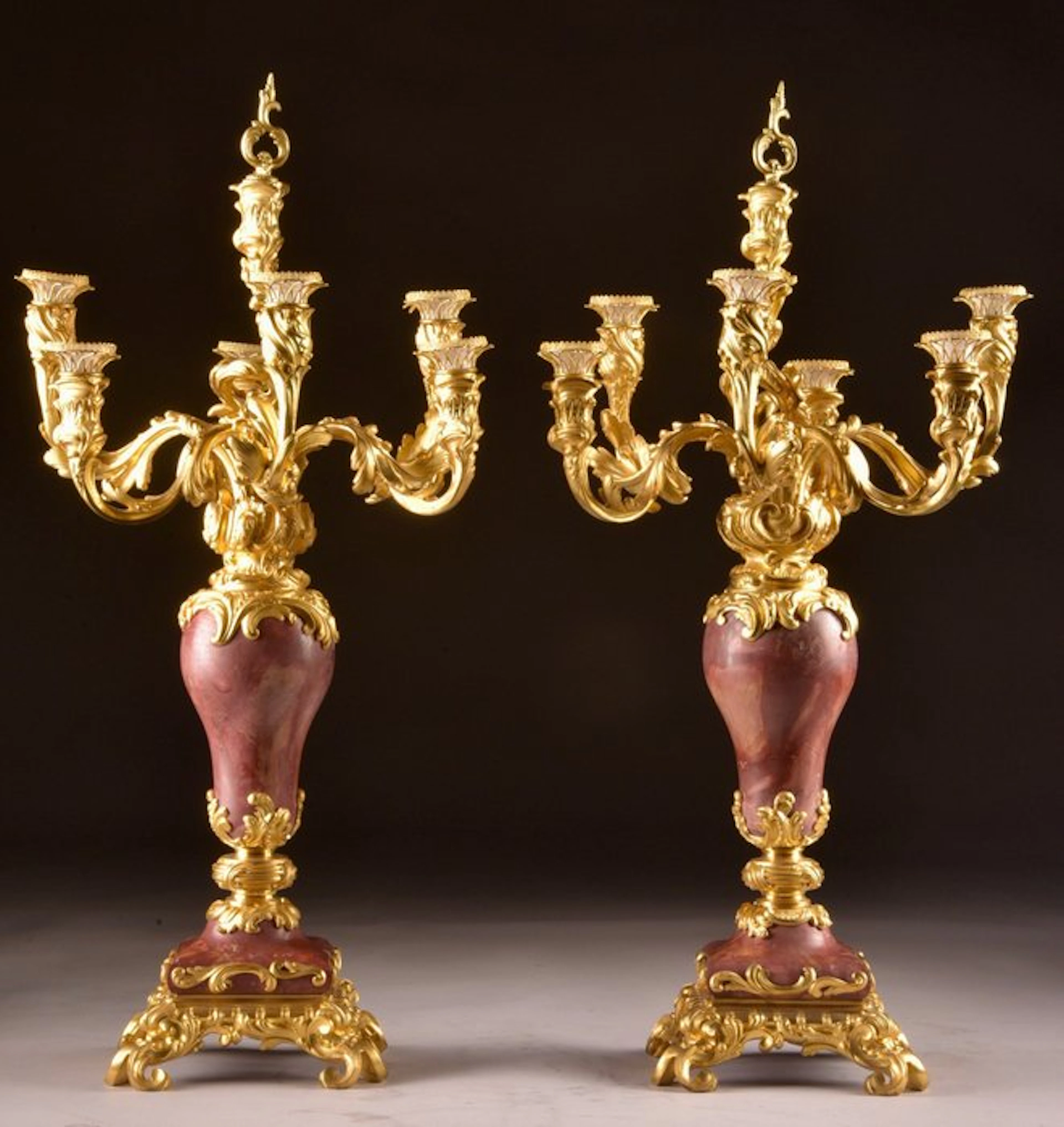 Paar monumentale Franse Napoleon III-kandelabers in verguld brons