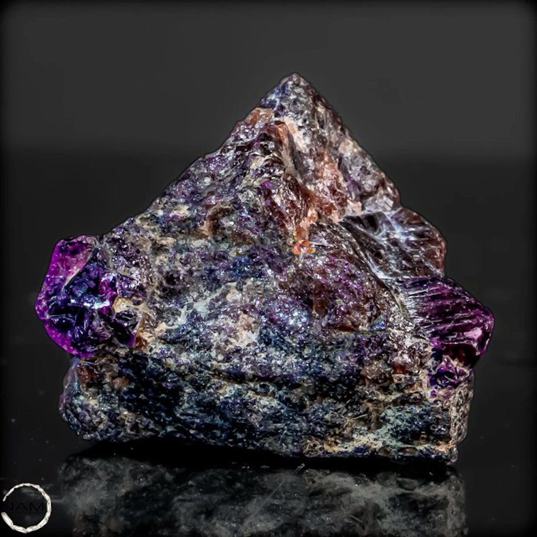 Padparadscha sapphire crystals – A fascinating play of...