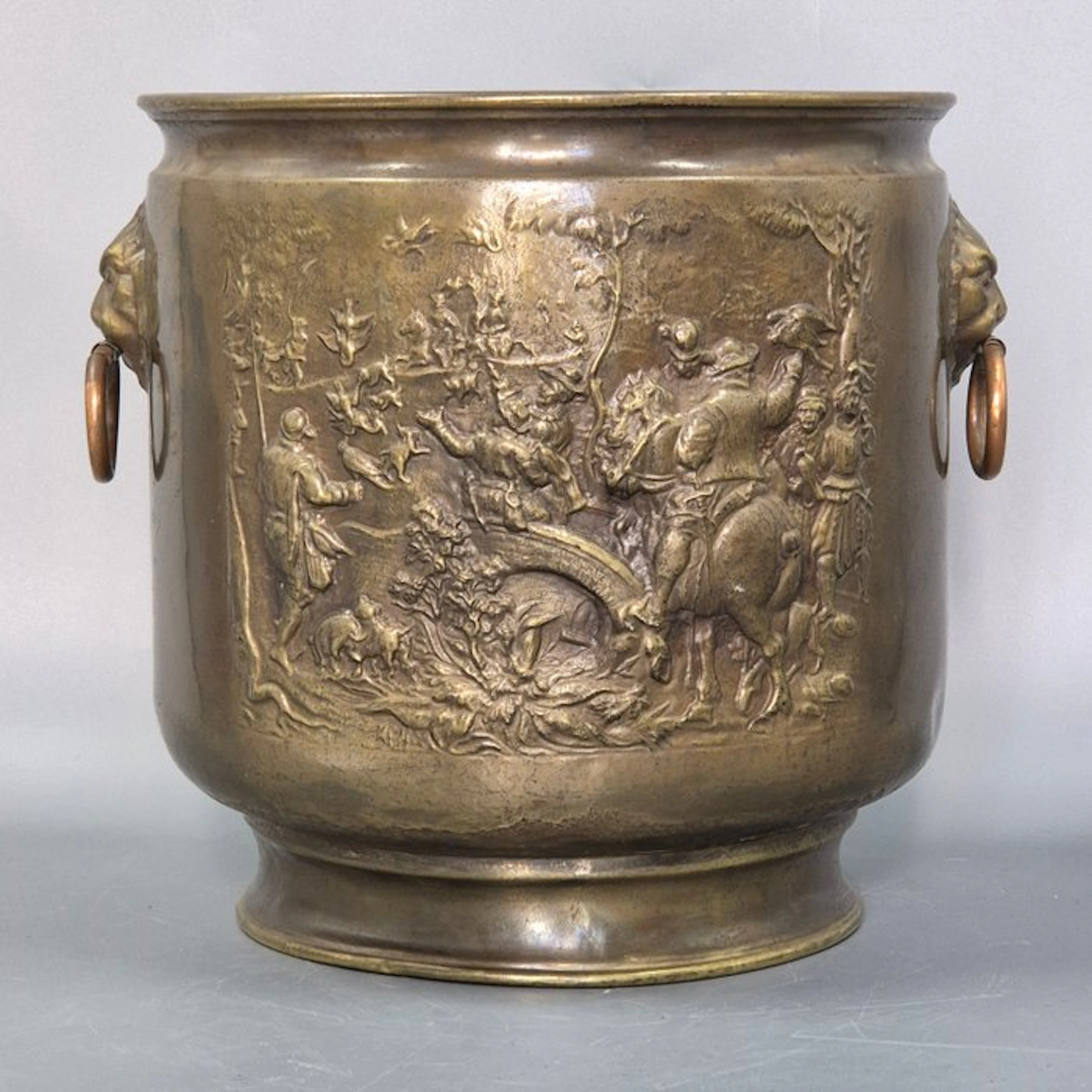 Bucket - Antique brass flower pot with lion heads —...