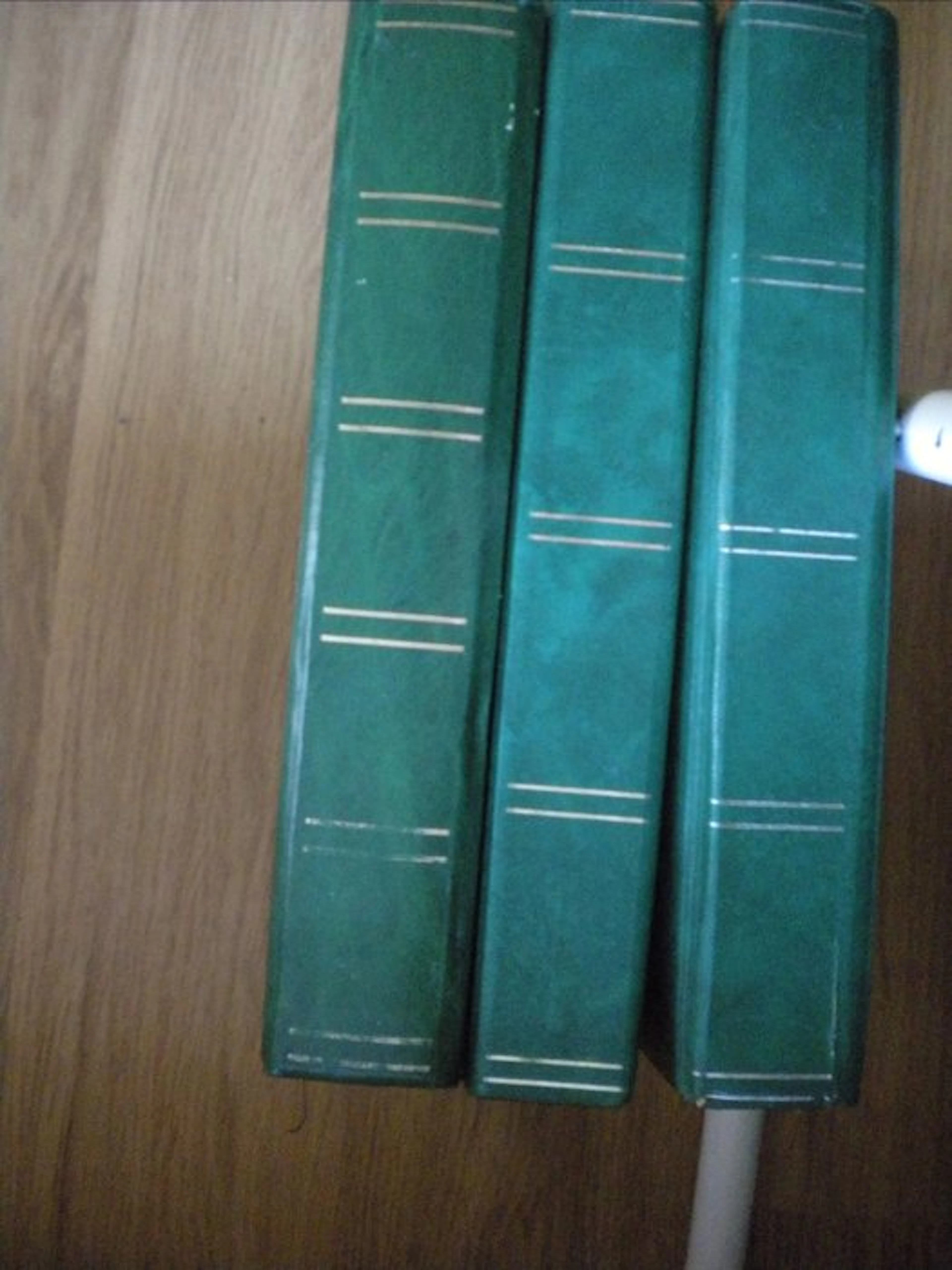 Belgium - 3 large albums in good condition; stock book 32/64