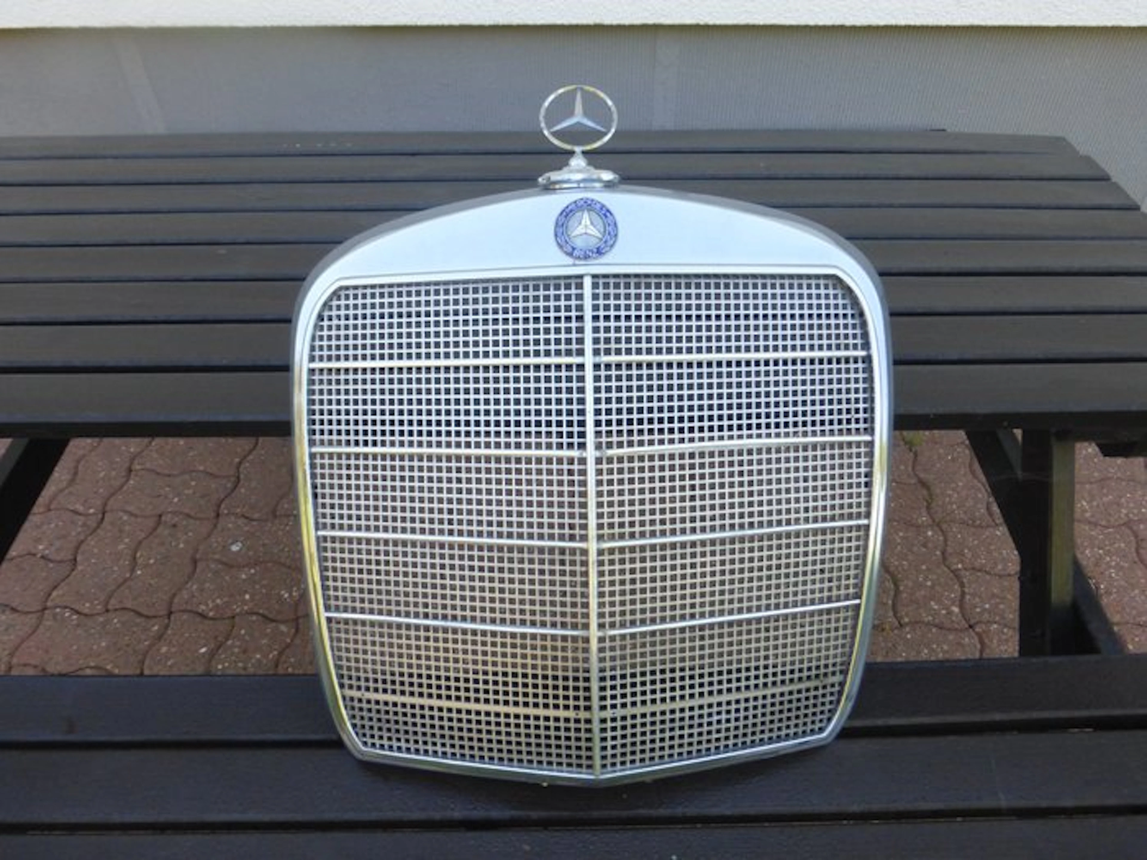 Emblem - Mercedes-Benz