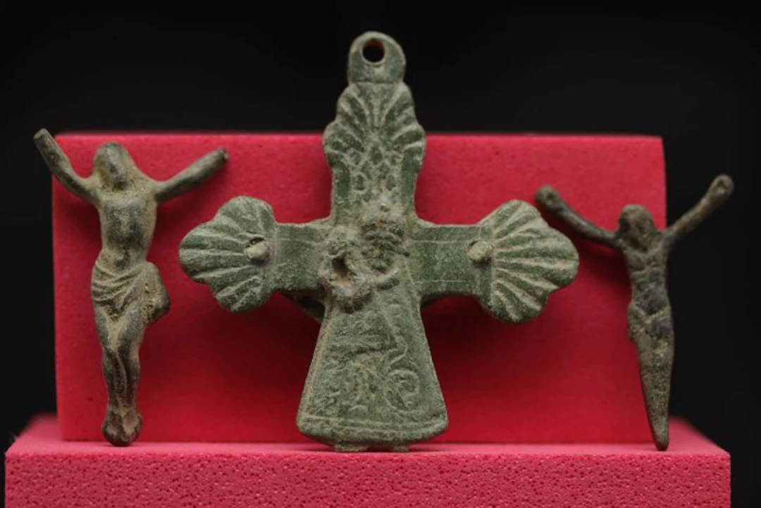 Medieval (Gothic) - 3 x Bronze Votive Cross pendant - 4.7 cm (No reserve price)