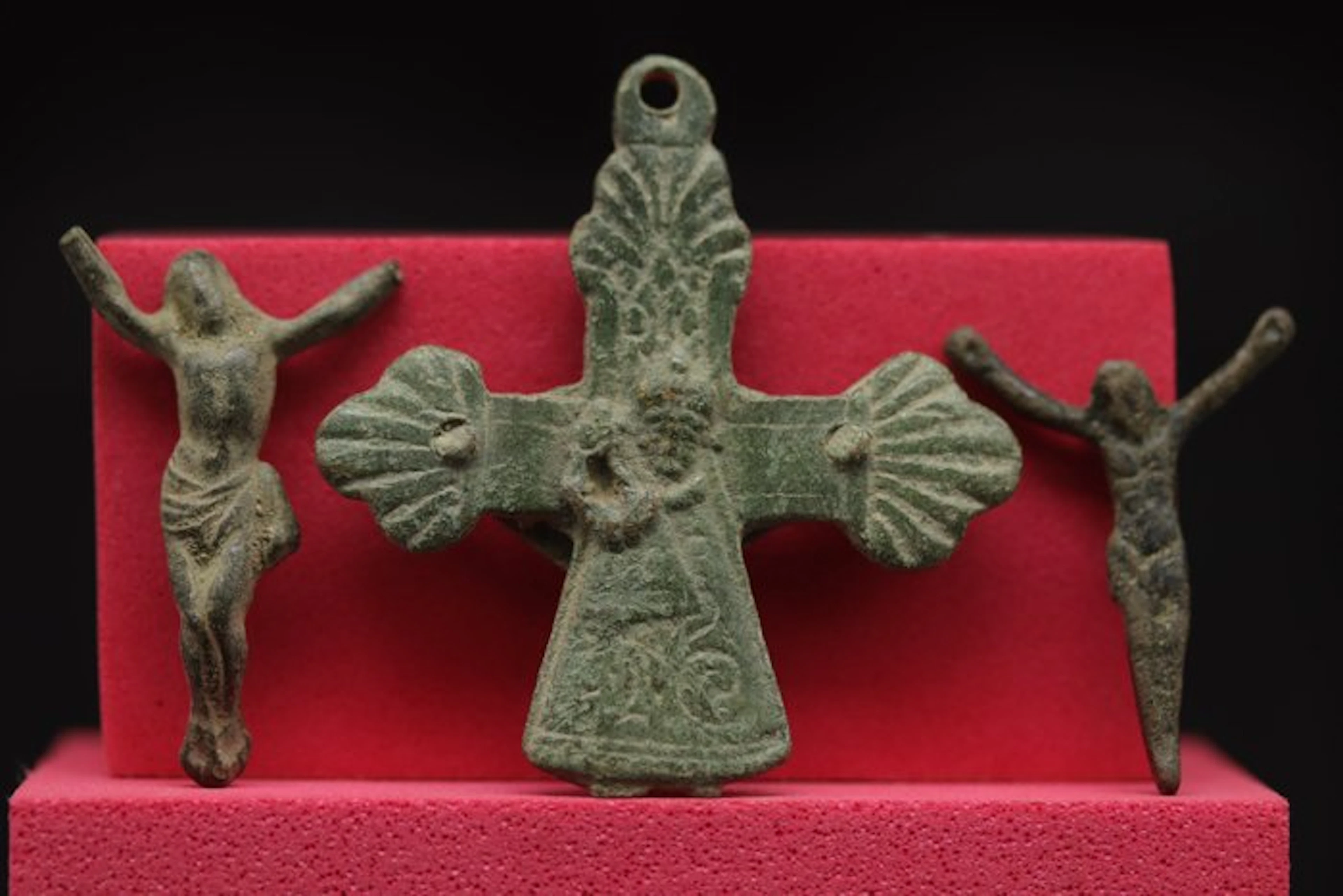 Medieval (Gothic) - 3 x Bronze Votive Cross pendant - 4.7 cm (No reserve price)