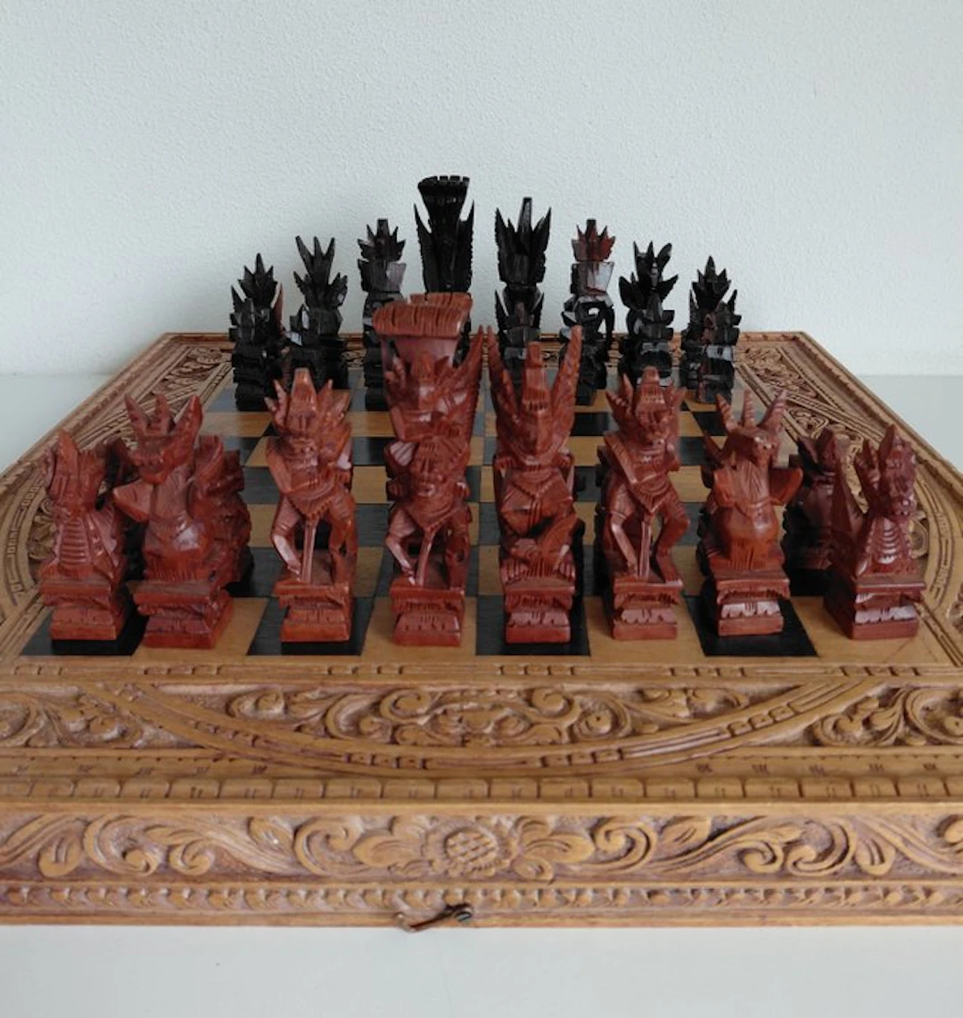 Chess set - Groot vintage handgesneden Balinees schaakspel (45 cm) - Wood