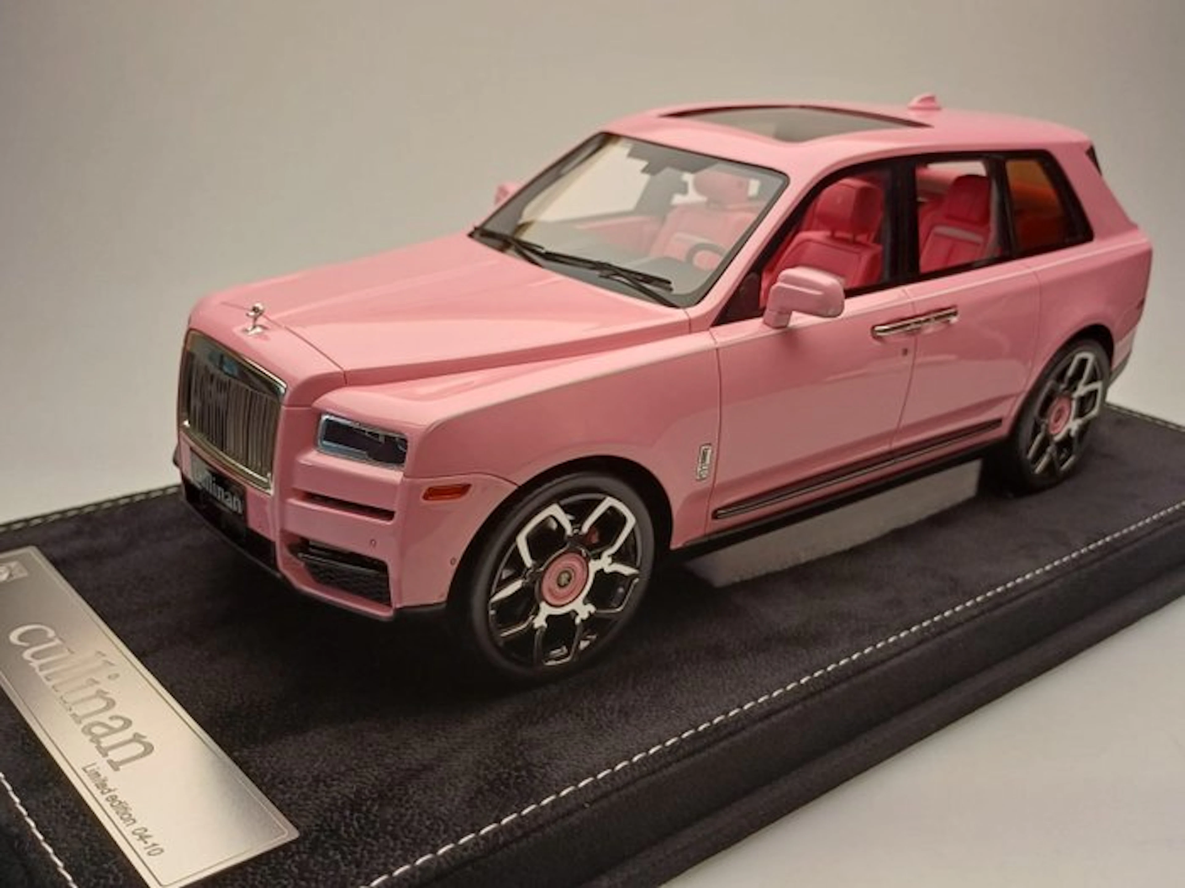 GL Model 1:18 - Model car - Rolls Royce Cullinan - Pink...