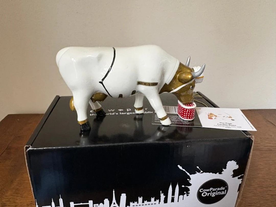 Figurine - Cow Parade. Cowparade. The Page. Medium. - Poly Resin