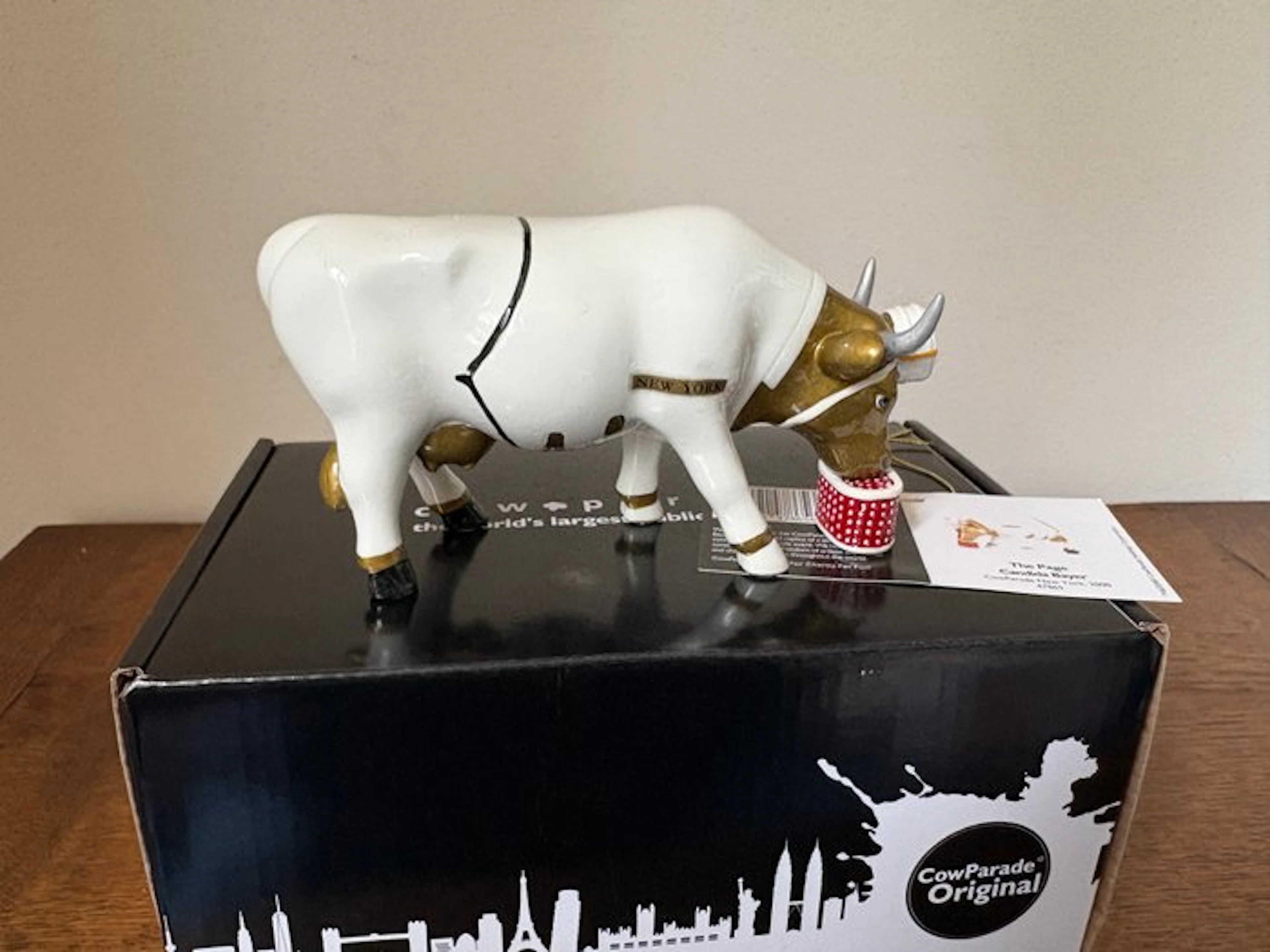 Figurine - Cow Parade. Cowparade. The Page. Medium. - Poly Resin