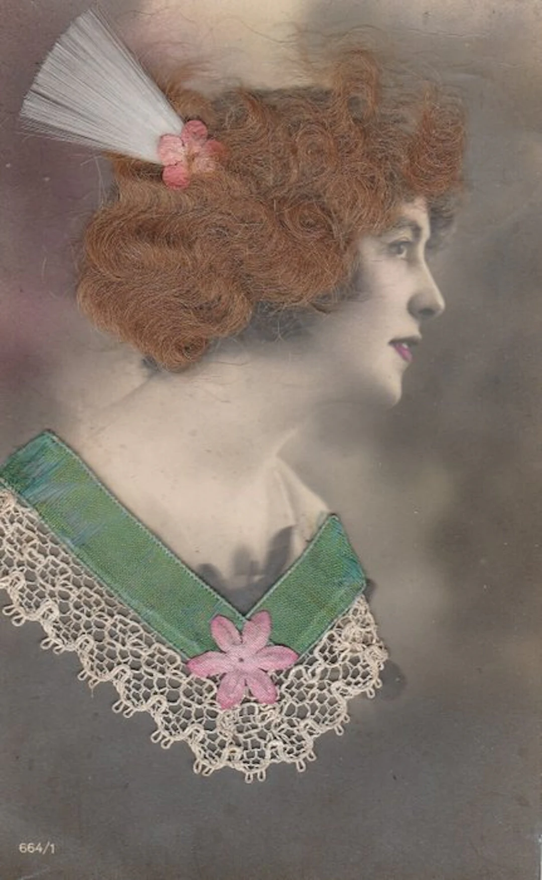 Portraits with real hair and unique pieces made of die-cut papier-mâché