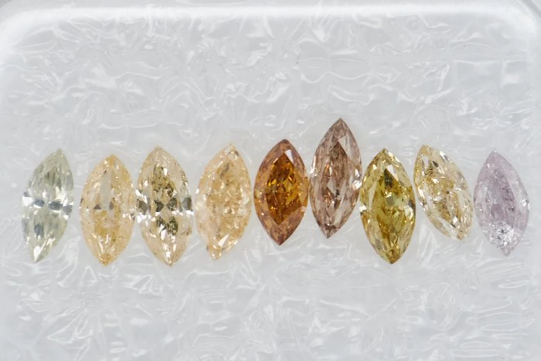 No reserve price - 9 pcs Diamond (Natural coloured)...