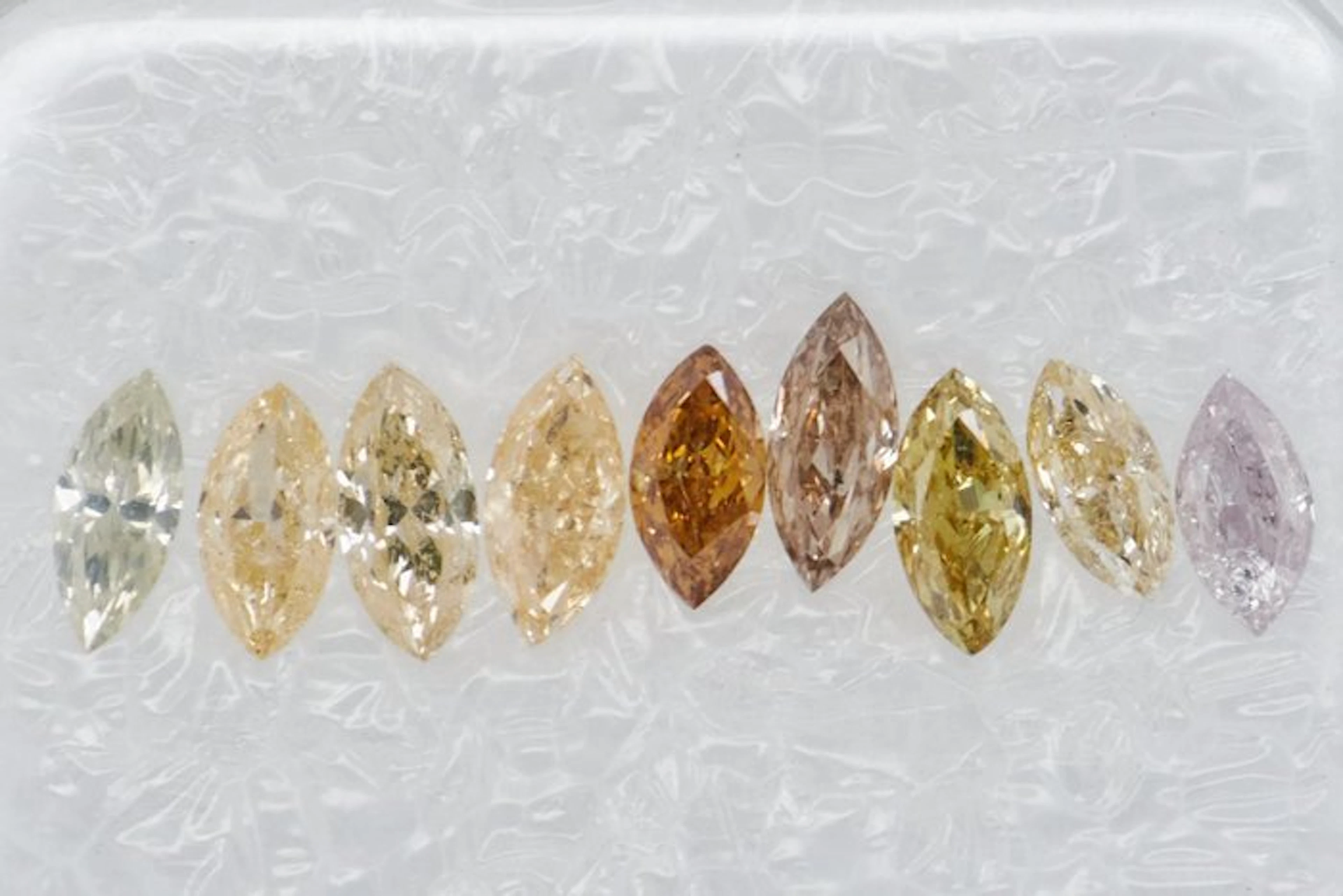 No reserve price - 9 pcs Diamond (Natural coloured)...