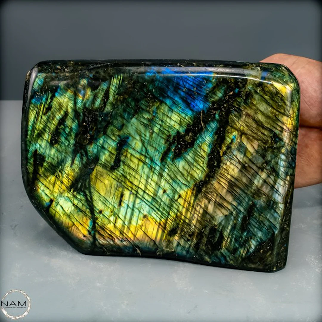 Natural labradorite from Madagascar – Nature's shimmering...