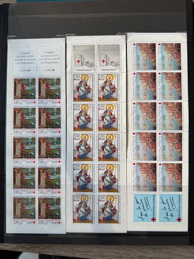 France - Collection "Red Cross", 29 different notebooks. High value.