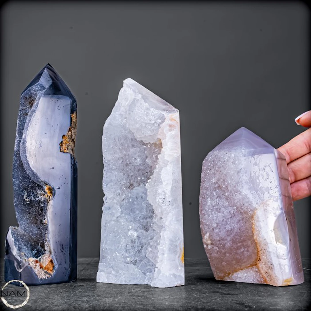 Unique agate obelisk set with fascinating natural drusen- 2390.92 g - (3)