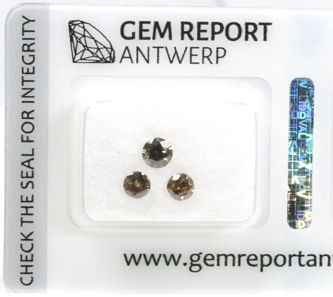 3 pcs Diamond (Natural coloured) - 0.64 ct - Round...