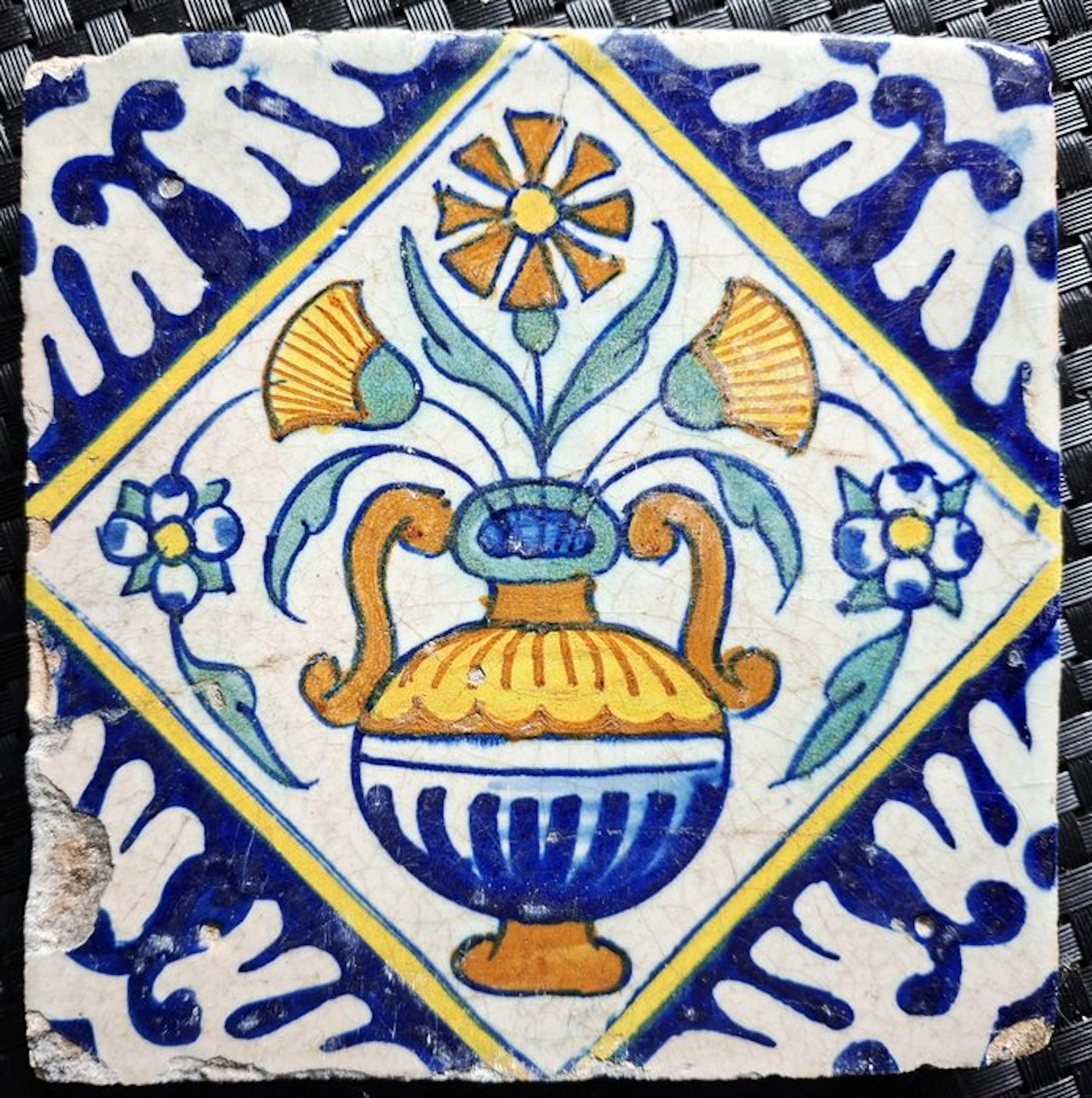Tile - Antique tile with a flower vase. - 1600-1650