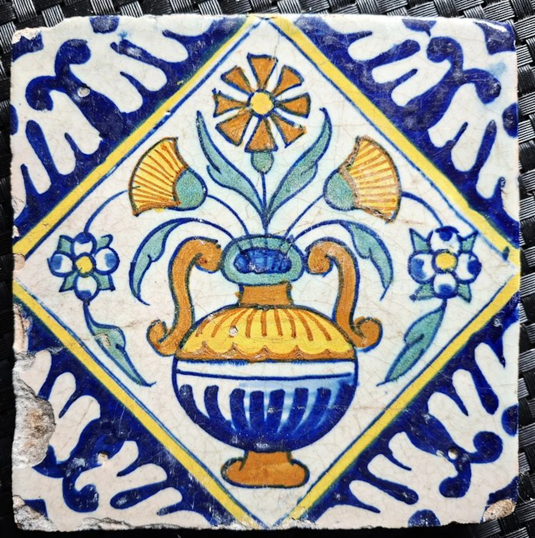 Tile - Antique tile with a flower vase. - 1600-1650