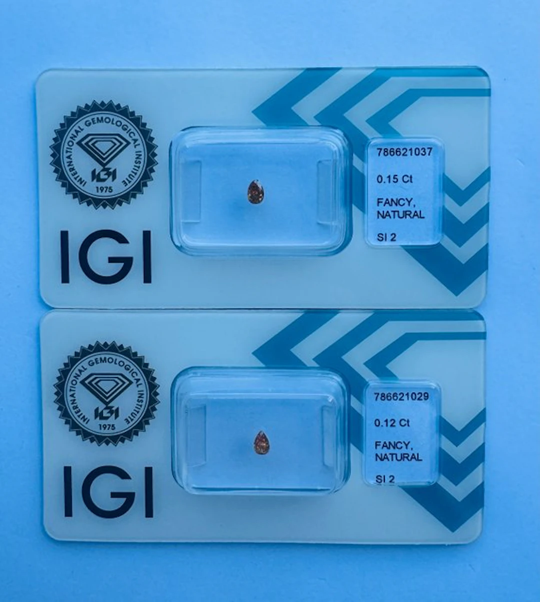 No reserve price - 2 pcs Diamond (Natural coloured)...