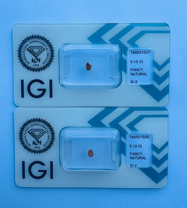 No reserve price - 2 pcs Diamond (Natural coloured)...