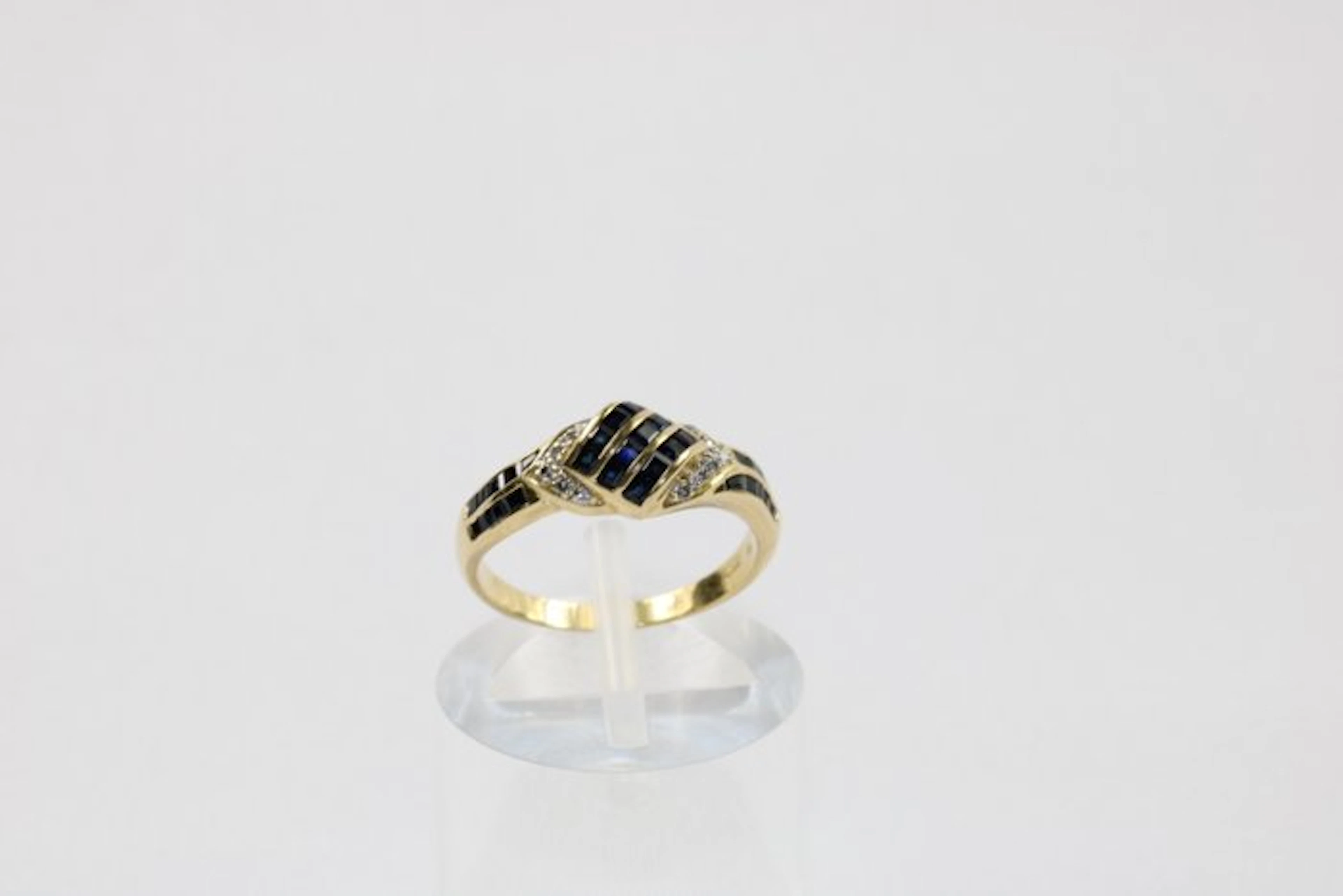 Ring - 18 kt. Yellow gold - 0.60ct. tw. Sapphire - Diamond