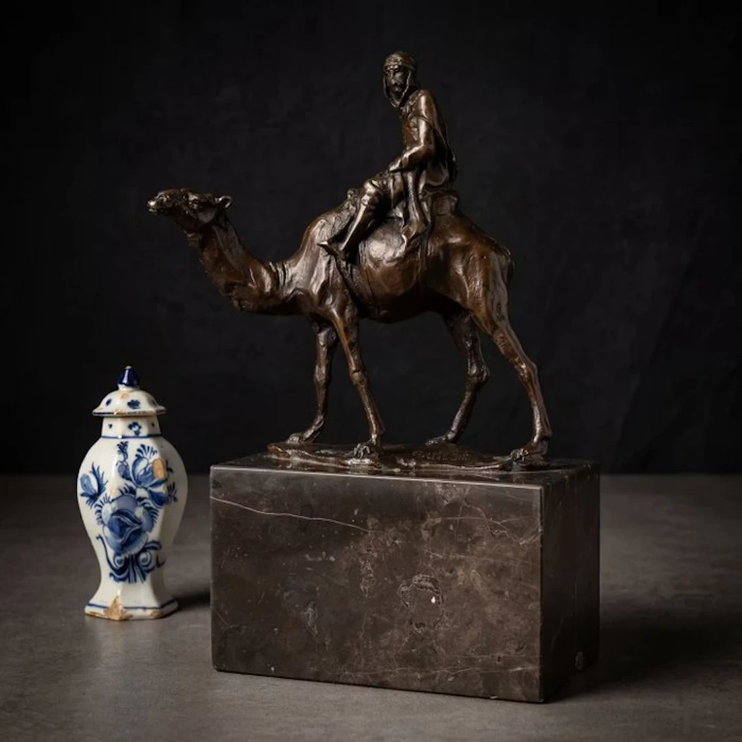Statue, Naar Carvin: Rijder op kameel - 21.5 cm - Bronze, Marble