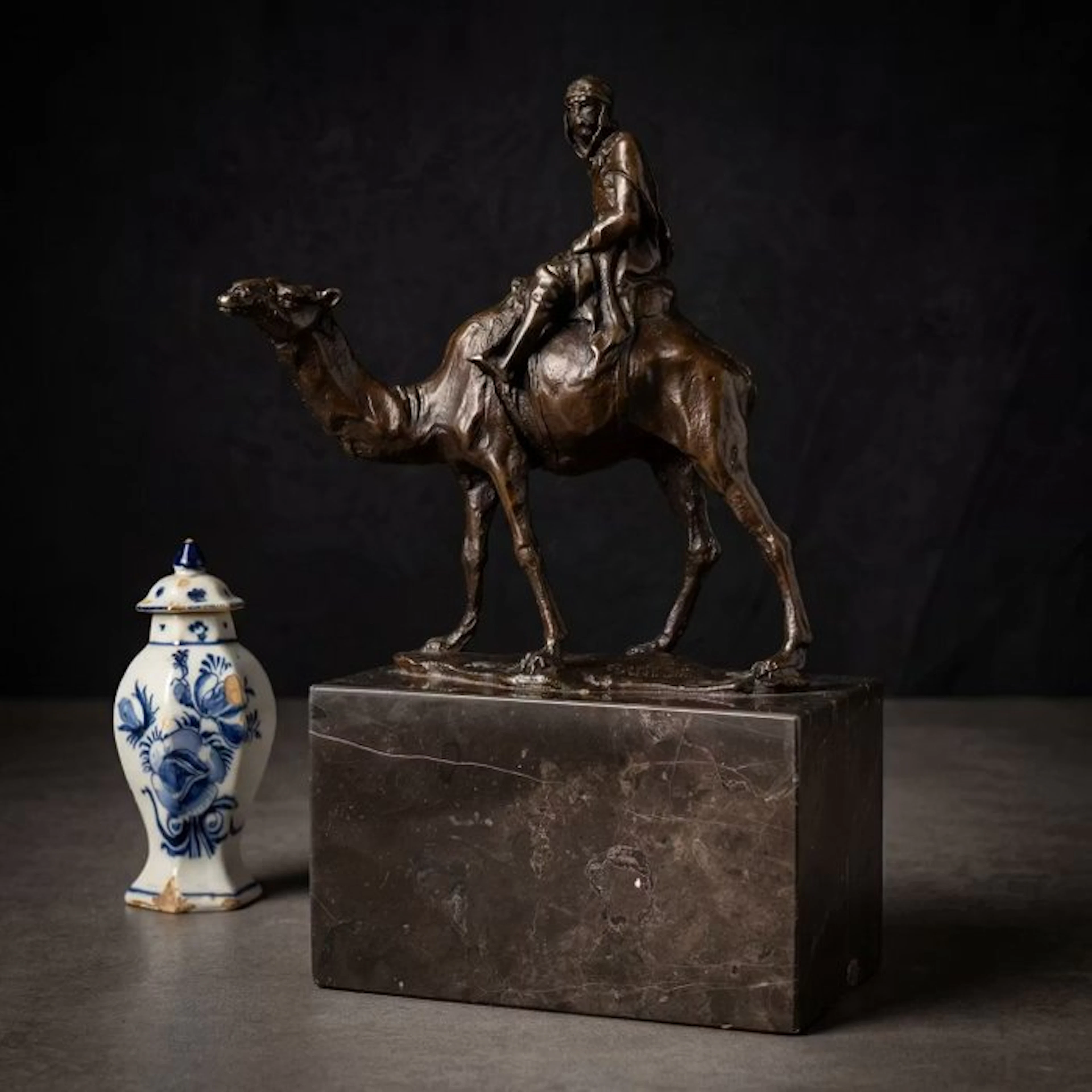 Statue, Naar Carvin: Rijder op kameel - 21.5 cm - Bronze, Marble