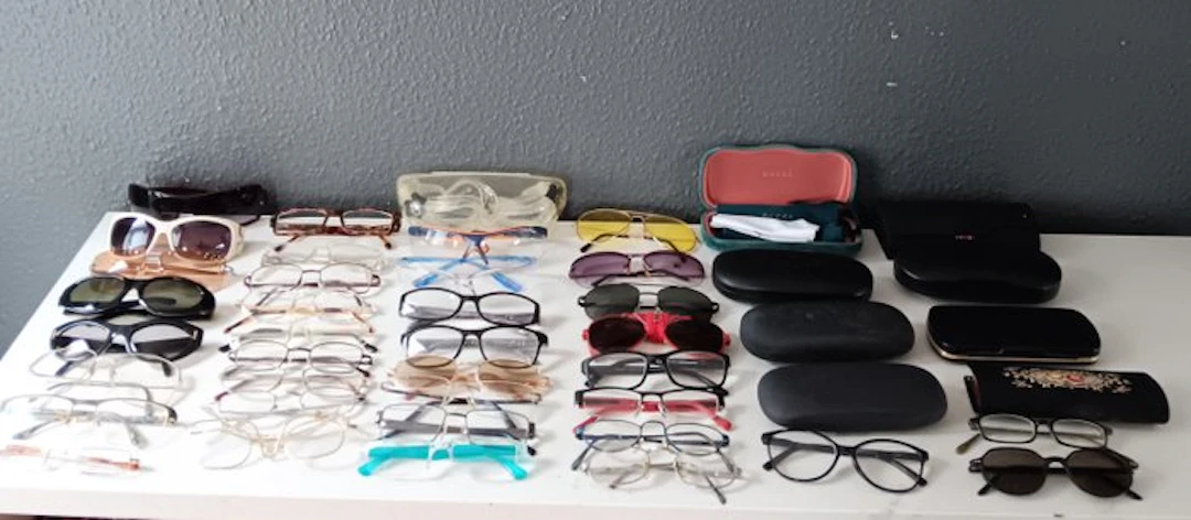 Themed collection - Vintages eyeglasses and eyeglass case - Cerruti 881,Joop